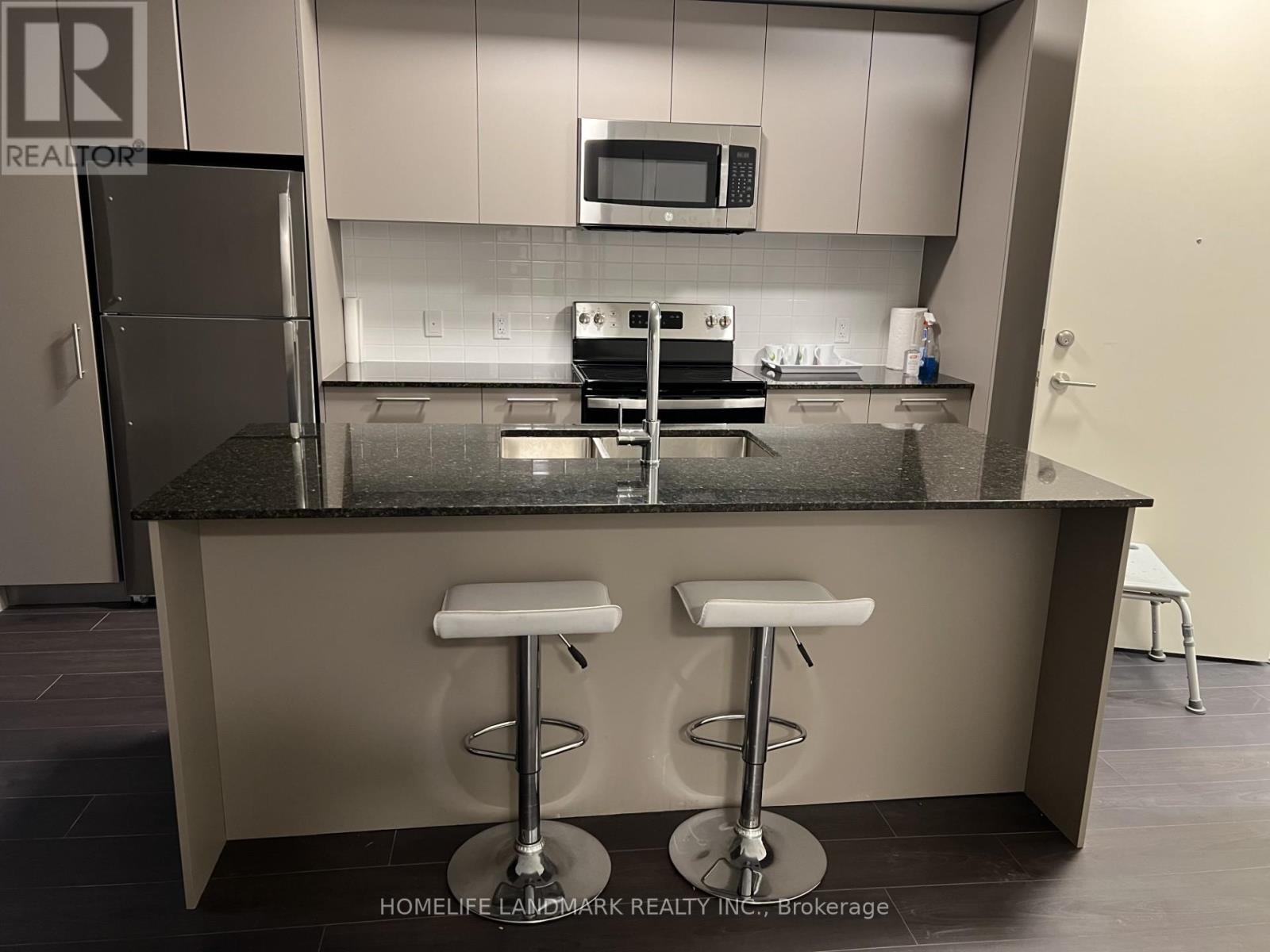 106 - 101 Cathedral High Street, Markham, ON - Indoor Photo Showing Kitchen With Upgraded Kitchen