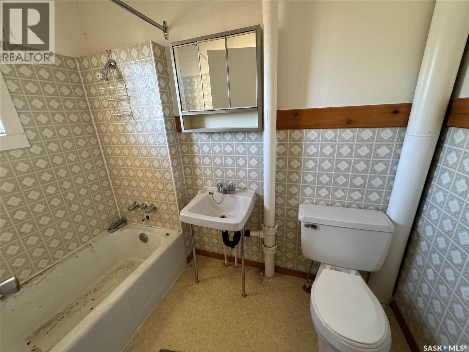 220 6Th Avenue E, Biggar, SK - Indoor Photo Showing Bathroom