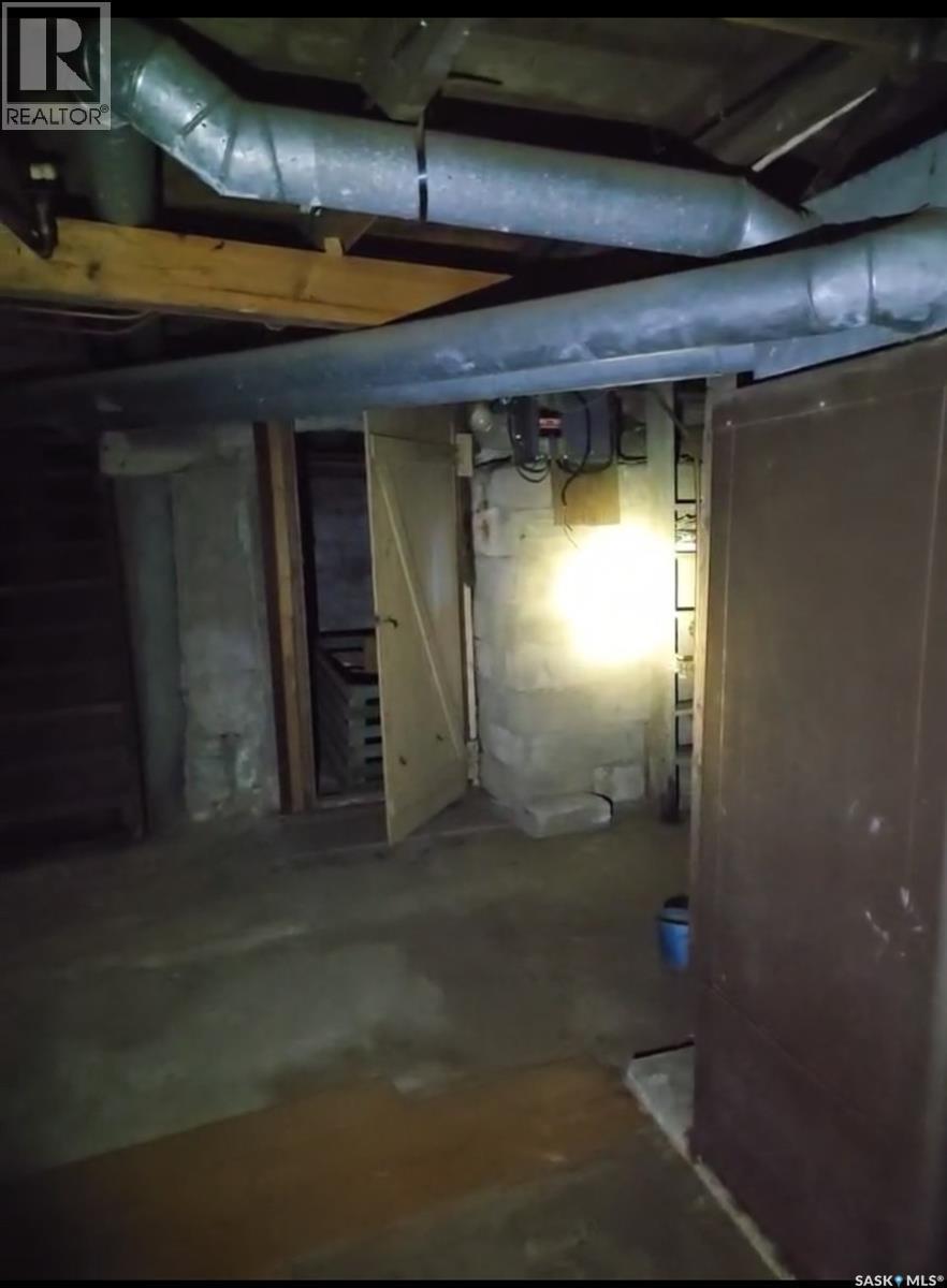 220 6Th Avenue E, Biggar, SK - Indoor