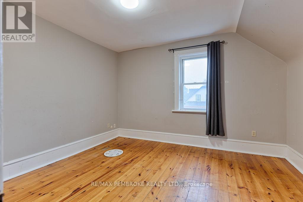 131 Bonnechere Street W, Bonnechere Valley, ON - Indoor Photo Showing Other Room