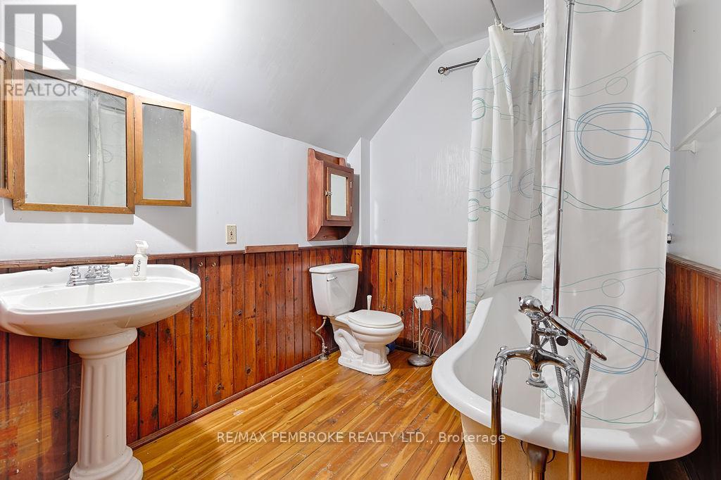 131 Bonnechere Street W, Bonnechere Valley, ON - Indoor Photo Showing Bathroom