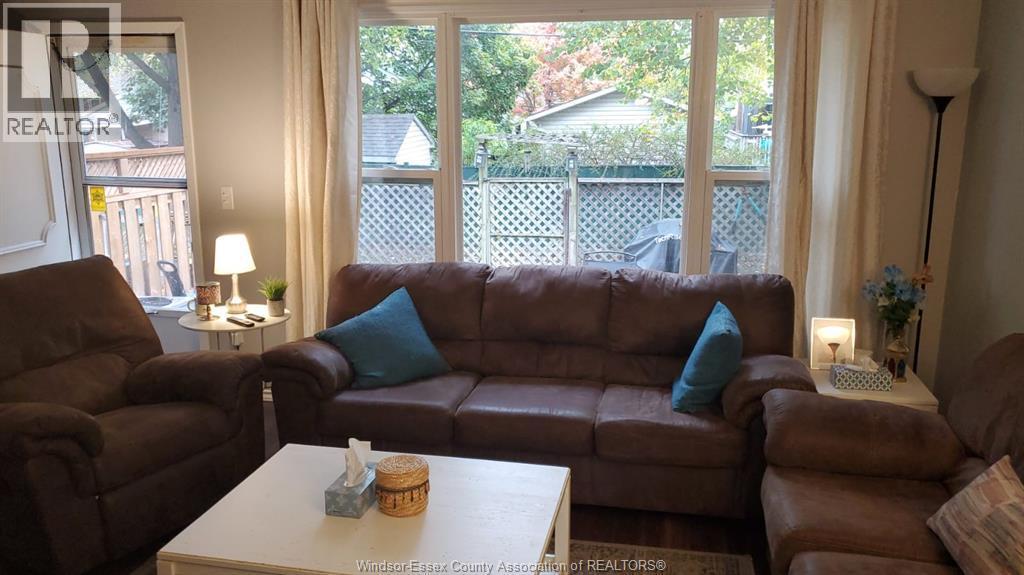 5516 Empress Street, Windsor, ON - Indoor Photo Showing Living Room