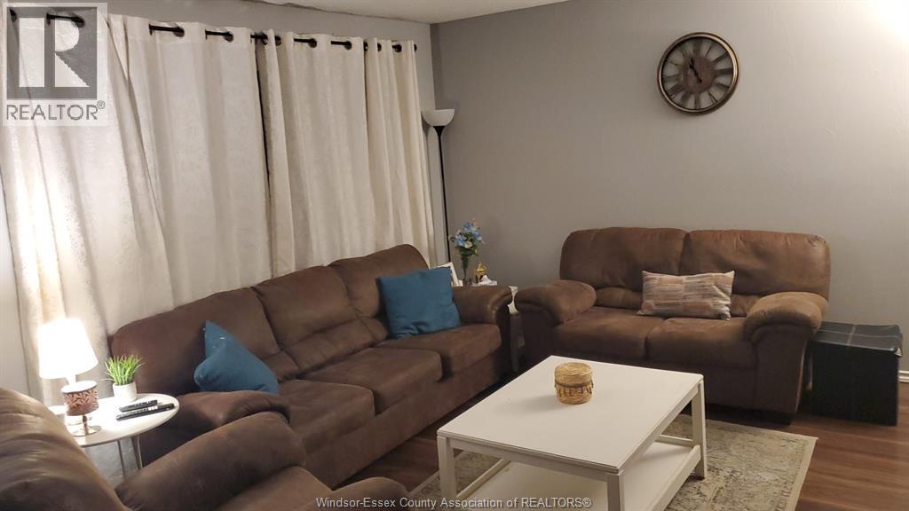 5516 Empress Street, Windsor, ON - Indoor Photo Showing Living Room