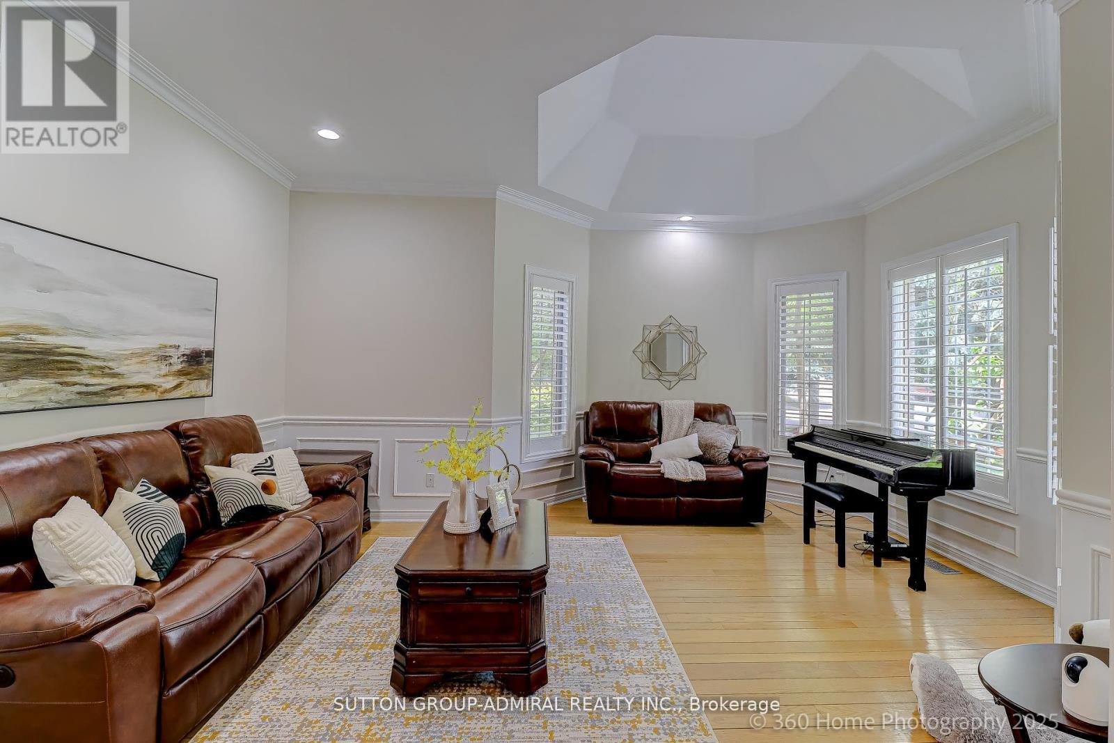 1591 Hampshire Crescent, Mississauga, ON - Indoor Photo Showing Living Room