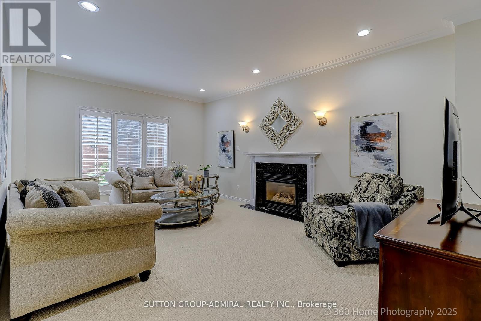1591 Hampshire Crescent, Mississauga, ON - Indoor Photo Showing Living Room With Fireplace