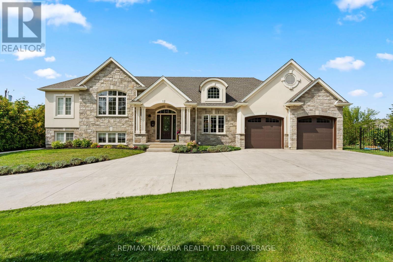 7 Parklane Crescent, St. Catharines (Glendale/Glenridge), ON - Outdoor With Facade