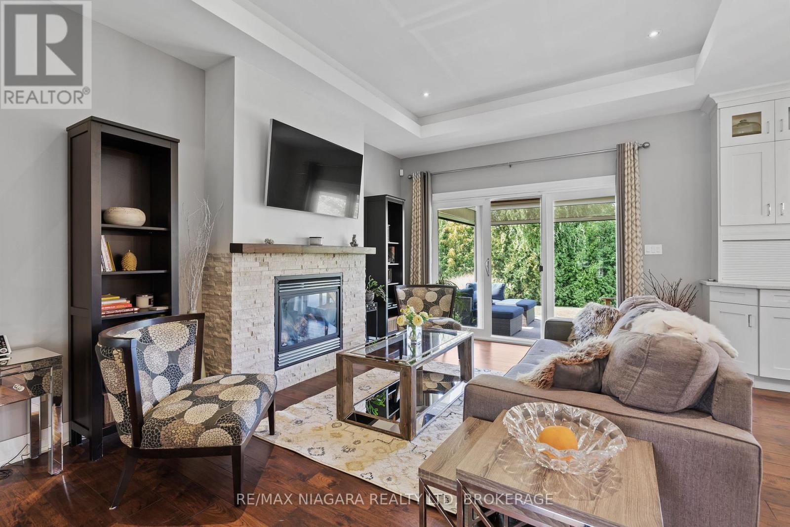7 Parklane Crescent, St. Catharines (Glendale/Glenridge), ON - Indoor Photo Showing Living Room With Fireplace