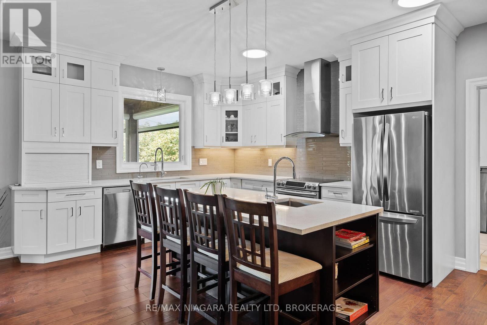 7 Parklane Crescent, St. Catharines (Glendale/Glenridge), ON - Indoor Photo Showing Kitchen With Upgraded Kitchen