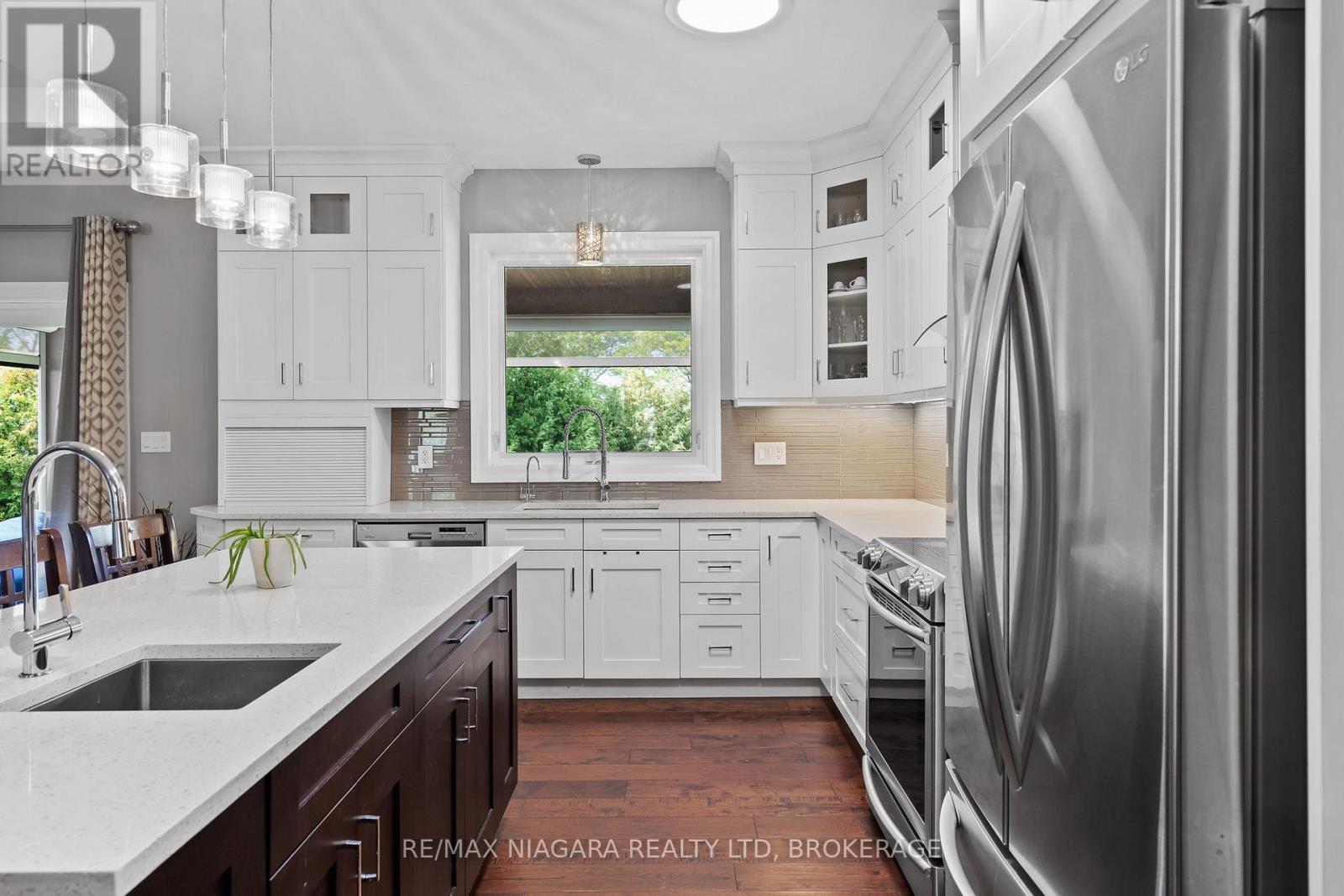 7 Parklane Crescent, St. Catharines (Glendale/Glenridge), ON - Indoor Photo Showing Kitchen With Upgraded Kitchen