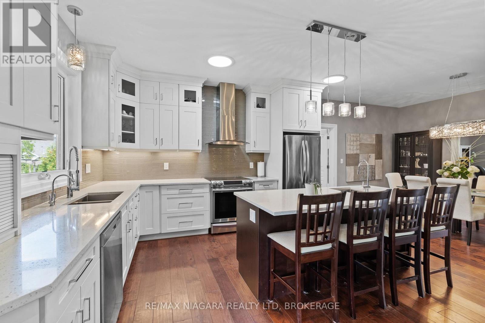 7 Parklane Crescent, St. Catharines (Glendale/Glenridge), ON - Indoor Photo Showing Kitchen With Double Sink With Upgraded Kitchen