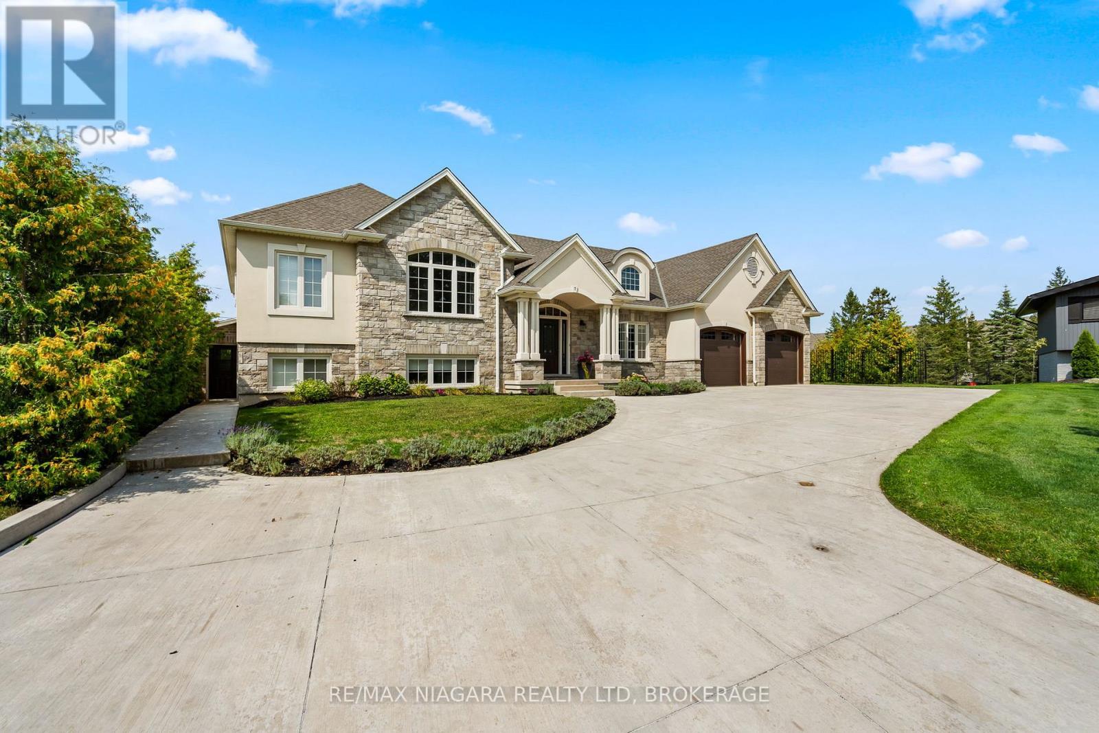 7 Parklane Crescent, St. Catharines (Glendale/Glenridge), ON - Outdoor With Facade