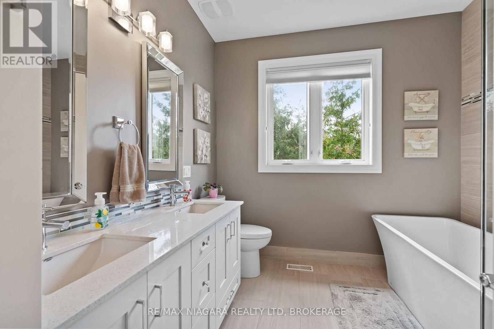 7 Parklane Crescent, St. Catharines (Glendale/Glenridge), ON - Indoor Photo Showing Bathroom