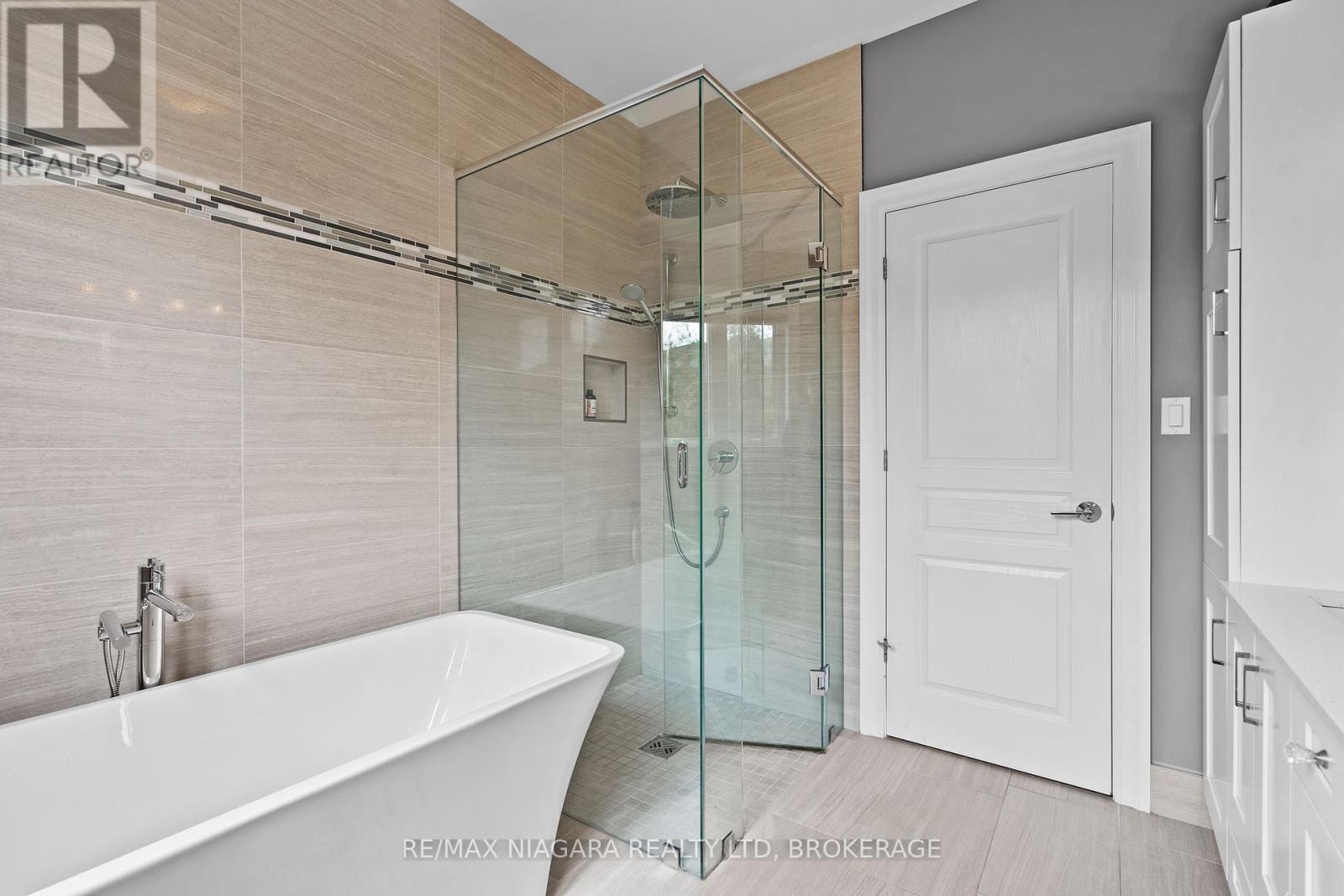 7 Parklane Crescent, St. Catharines (Glendale/Glenridge), ON - Indoor Photo Showing Bathroom