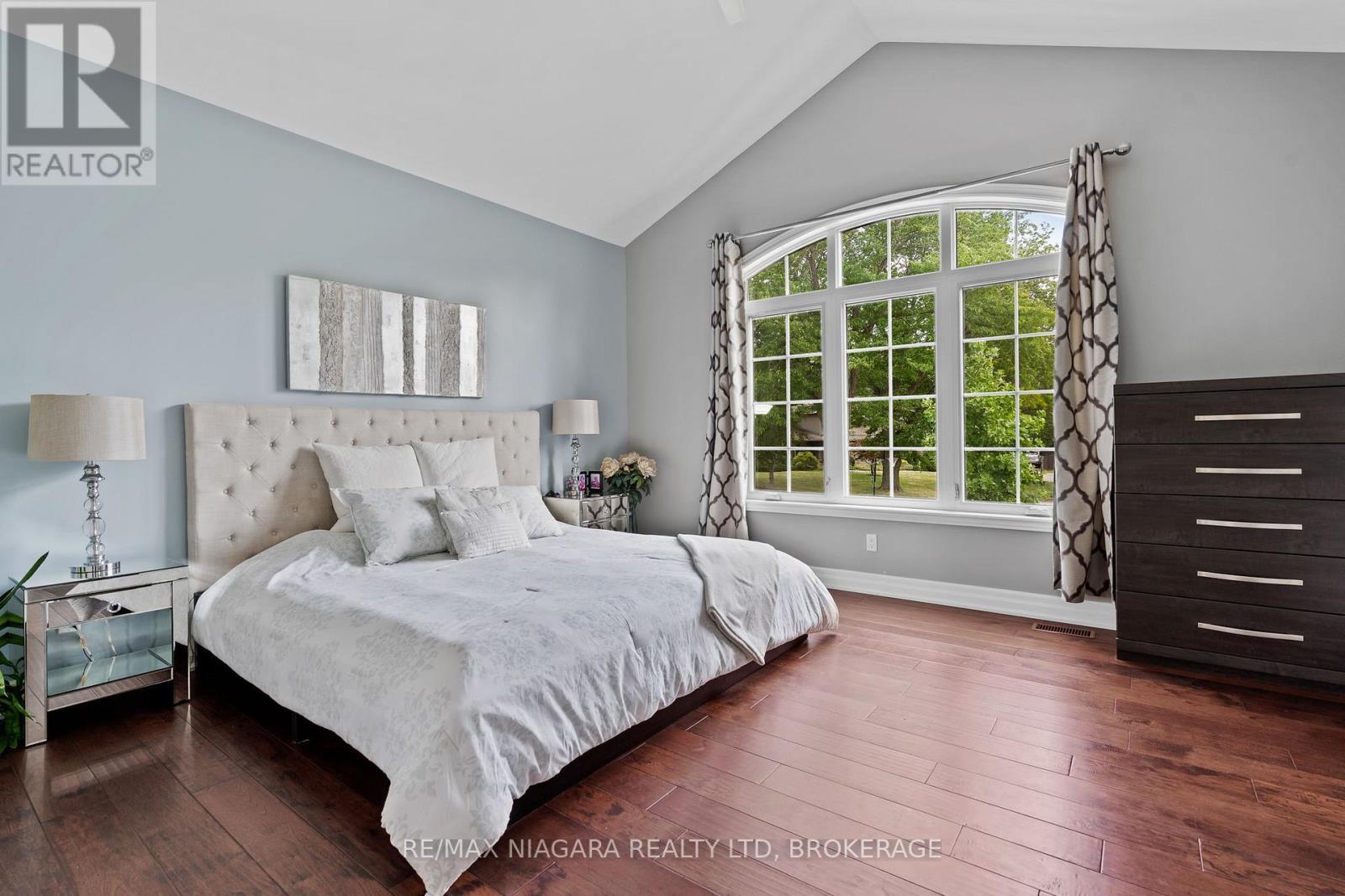 7 Parklane Crescent, St. Catharines (Glendale/Glenridge), ON - Indoor Photo Showing Bedroom