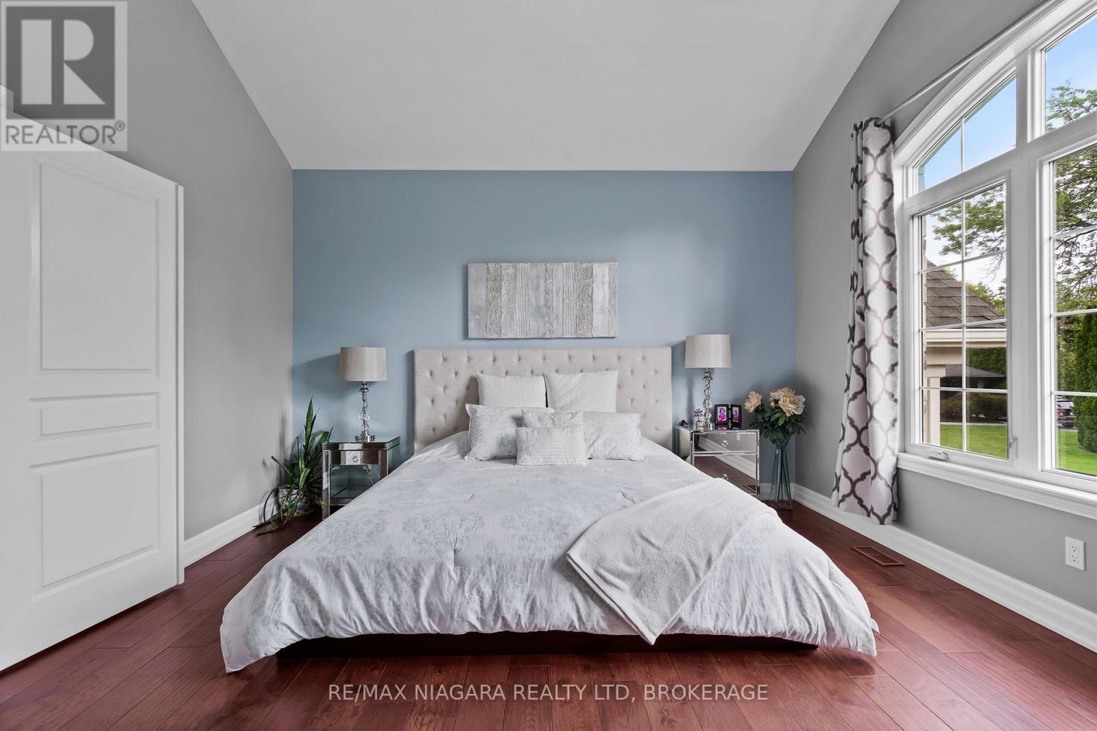 7 Parklane Crescent, St. Catharines (Glendale/Glenridge), ON - Indoor Photo Showing Bedroom
