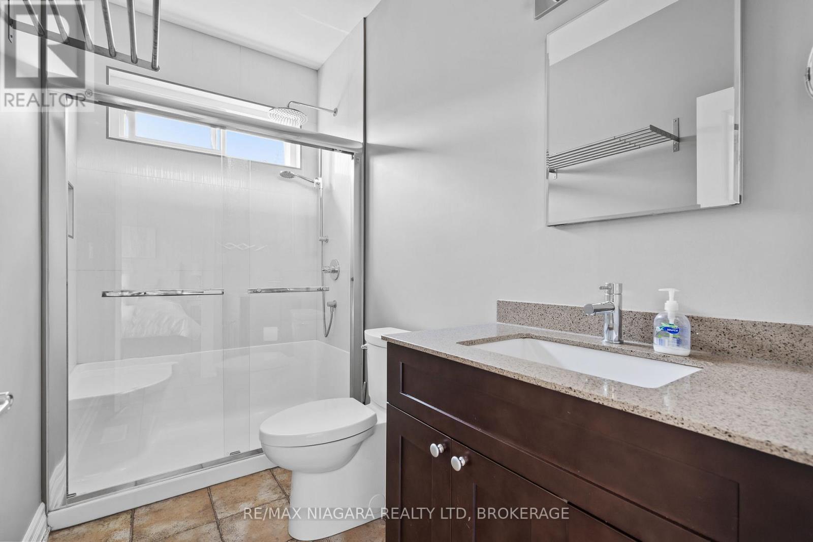 7 Parklane Crescent, St. Catharines (Glendale/Glenridge), ON - Indoor Photo Showing Bathroom
