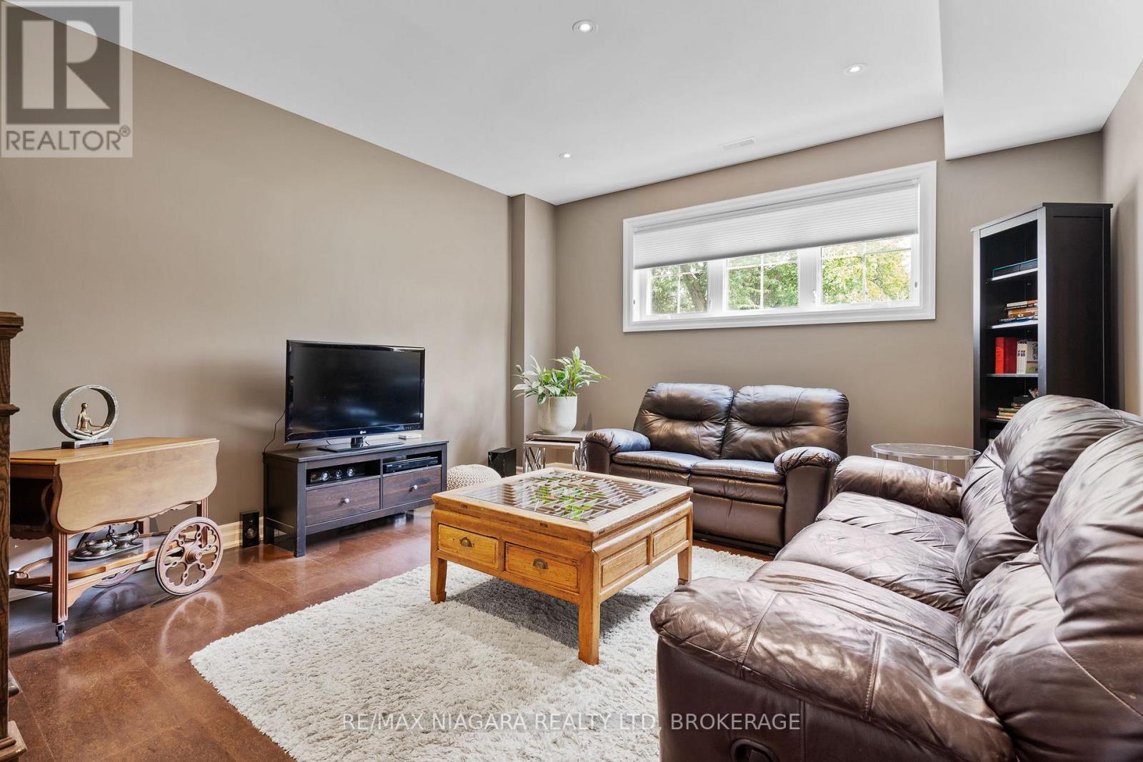 7 Parklane Crescent, St. Catharines (Glendale/Glenridge), ON - Indoor Photo Showing Living Room