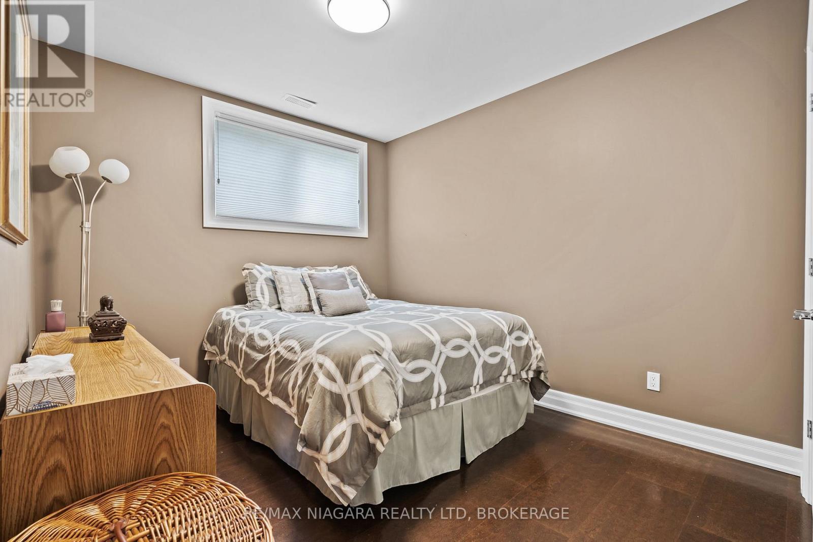 7 Parklane Crescent, St. Catharines (Glendale/Glenridge), ON - Indoor Photo Showing Bedroom