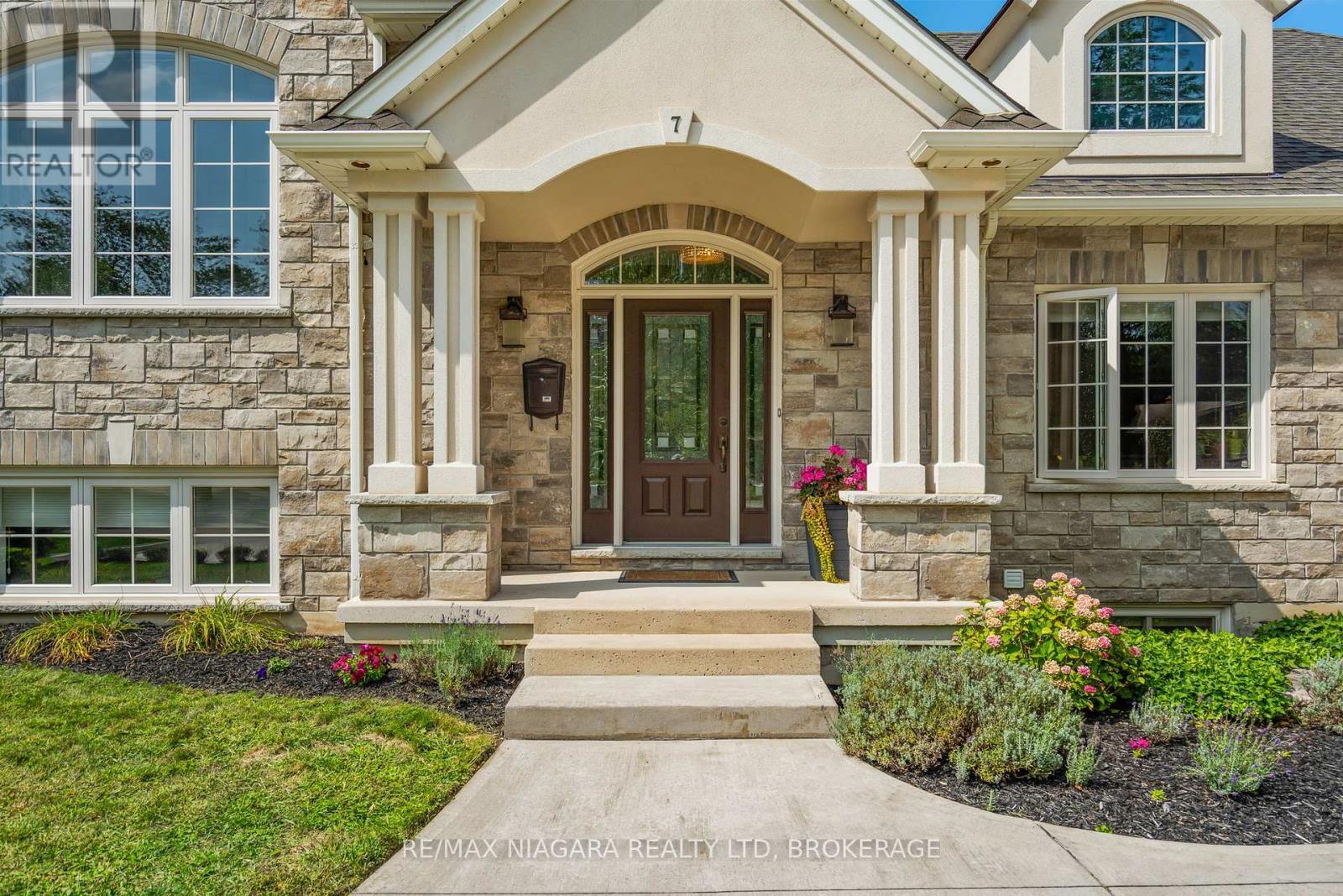 7 Parklane Crescent, St. Catharines (Glendale/Glenridge), ON - Outdoor With Facade