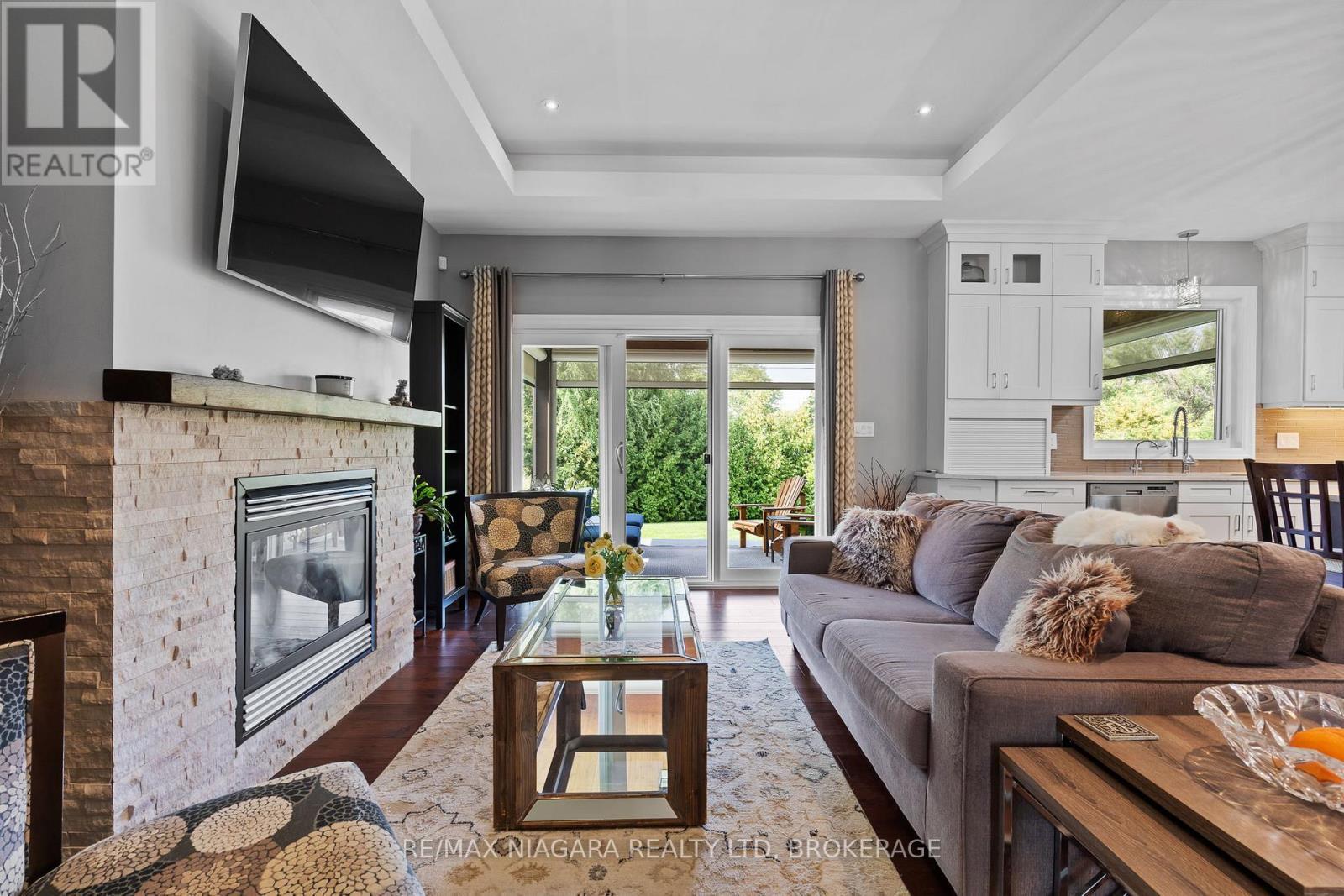 7 Parklane Crescent, St. Catharines (Glendale/Glenridge), ON - Indoor Photo Showing Living Room With Fireplace