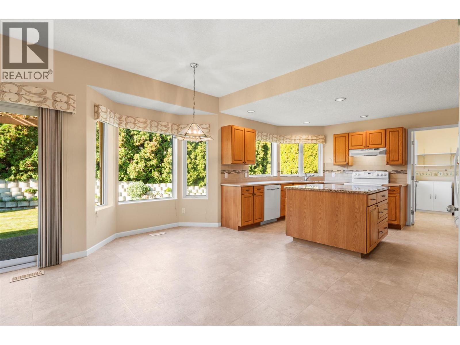 240 Country Estate Drive, Vernon, BC - Indoor Photo Showing Kitchen