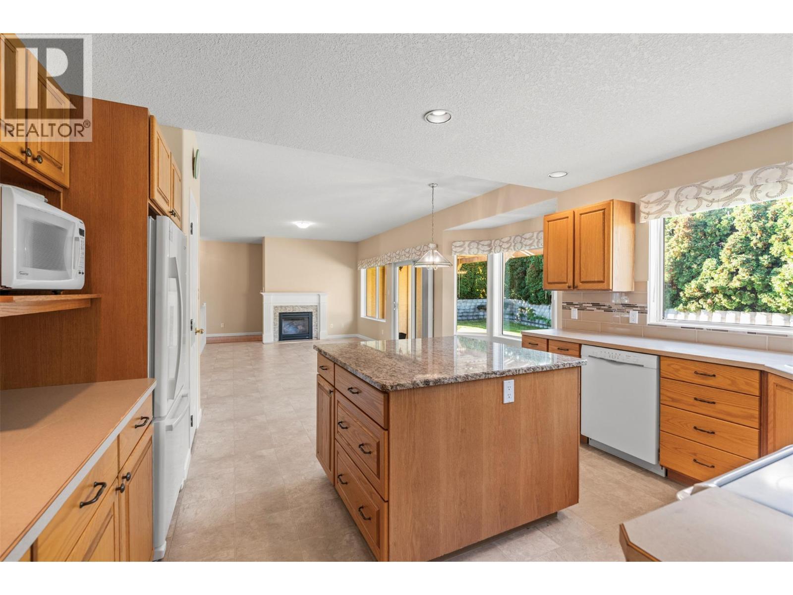 240 Country Estate Drive, Vernon, BC - Indoor Photo Showing Kitchen