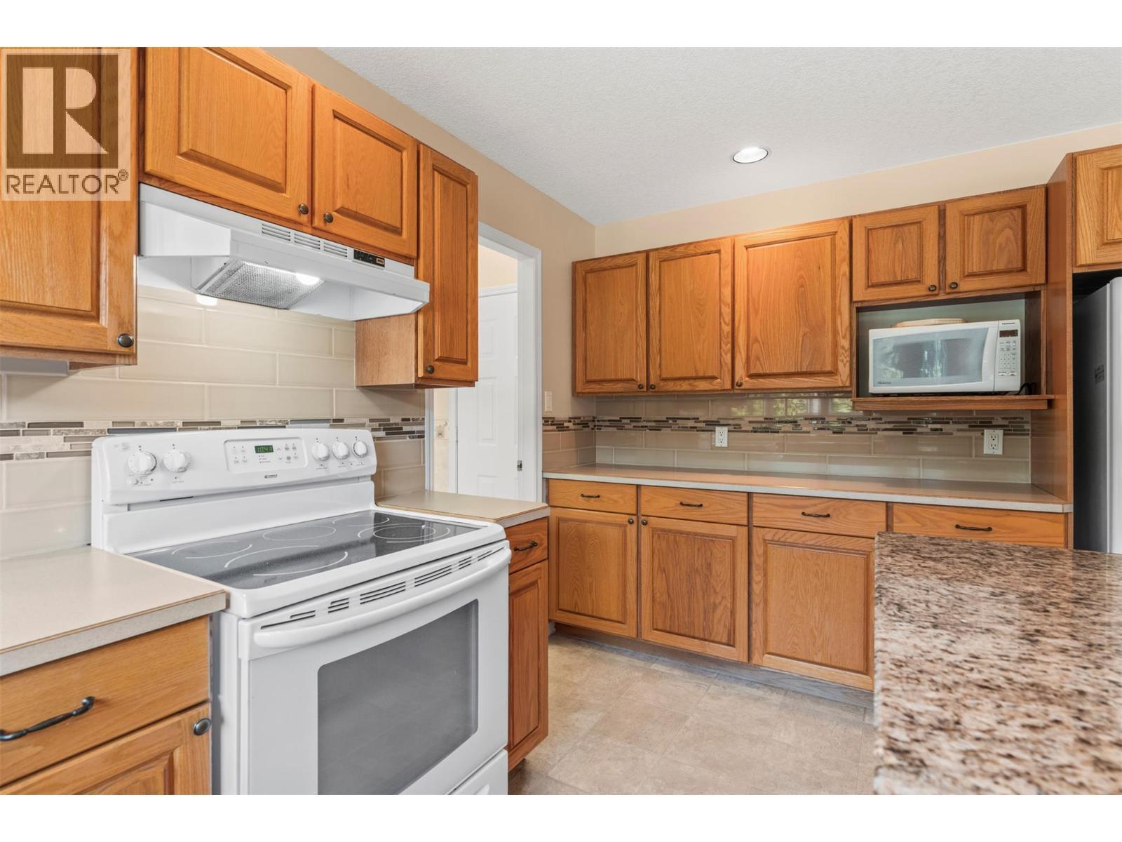 240 Country Estate Drive, Vernon, BC - Indoor Photo Showing Kitchen