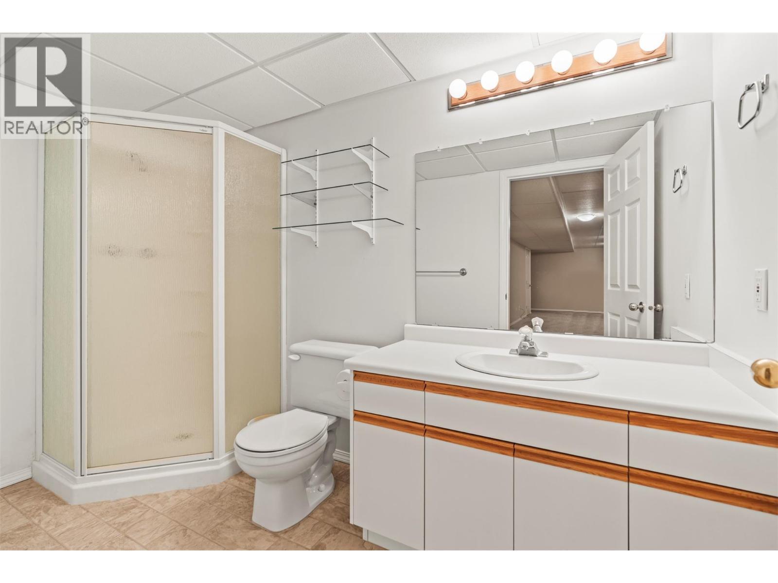 240 Country Estate Drive, Vernon, BC - Indoor Photo Showing Bathroom