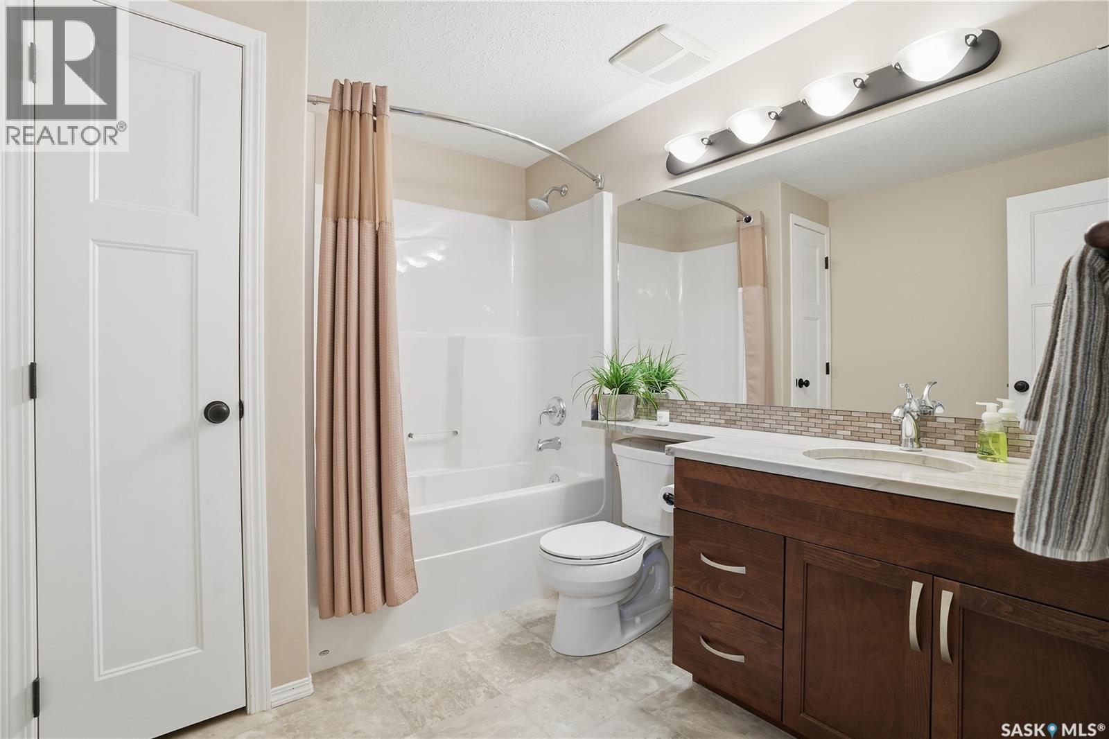 201 1220 Blackfoot Drive, Regina, SK - Indoor Photo Showing Bathroom