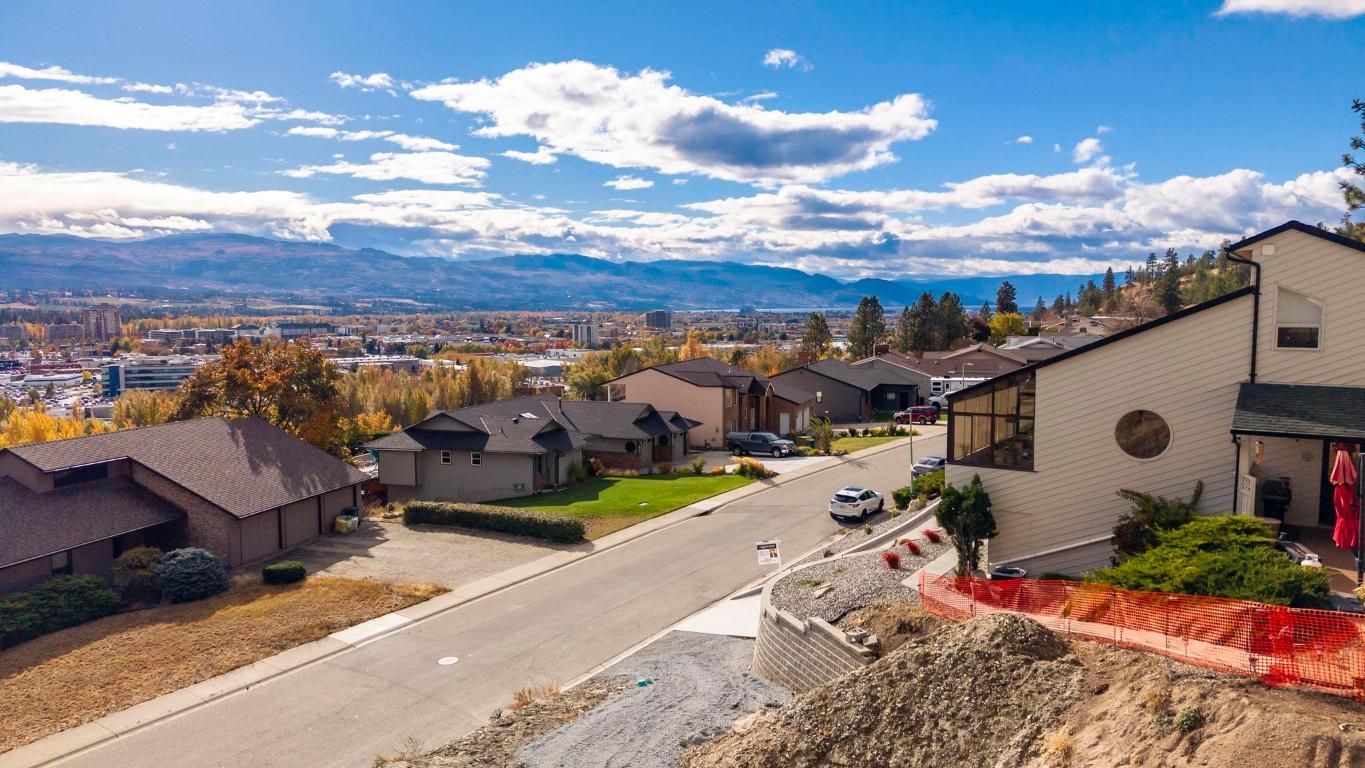 2272 Omineca Place, Kelowna, BC - Outdoor With View