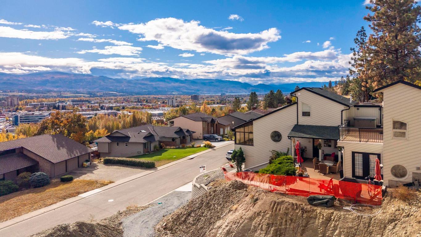 2272 Omineca Place, Kelowna, BC - Outdoor With View