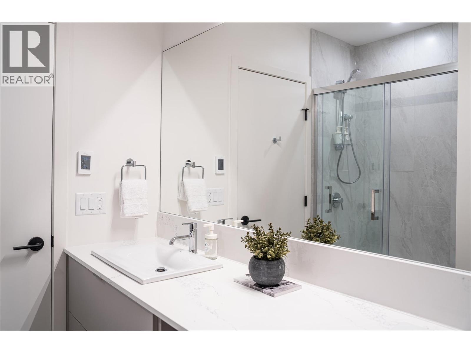 1701 Coursier Avenue Unit# 2206, Revelstoke, BC - Indoor Photo Showing Bathroom