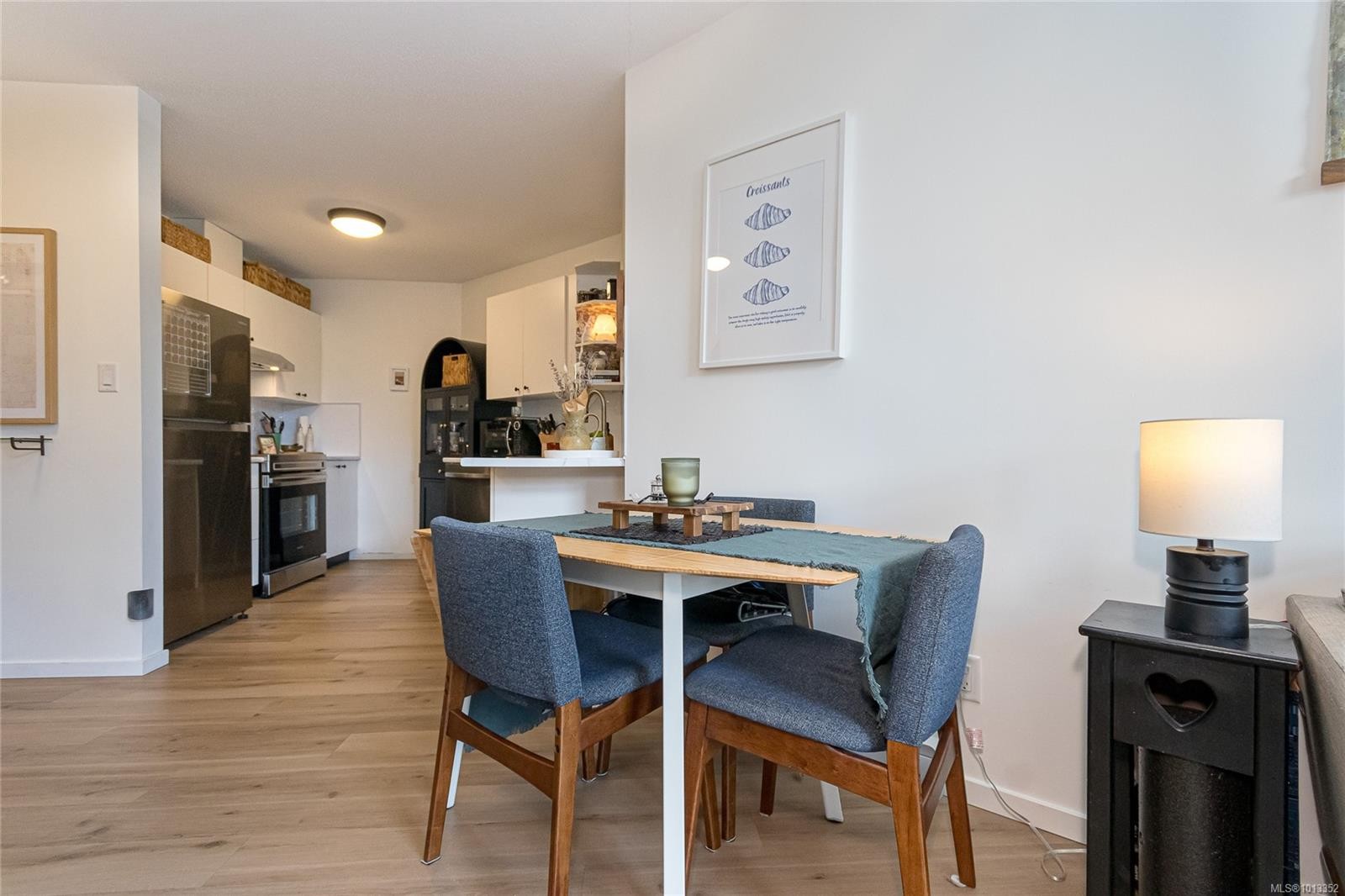 410-2560 Wark St, Victoria, BC - Indoor Photo Showing Dining Room
