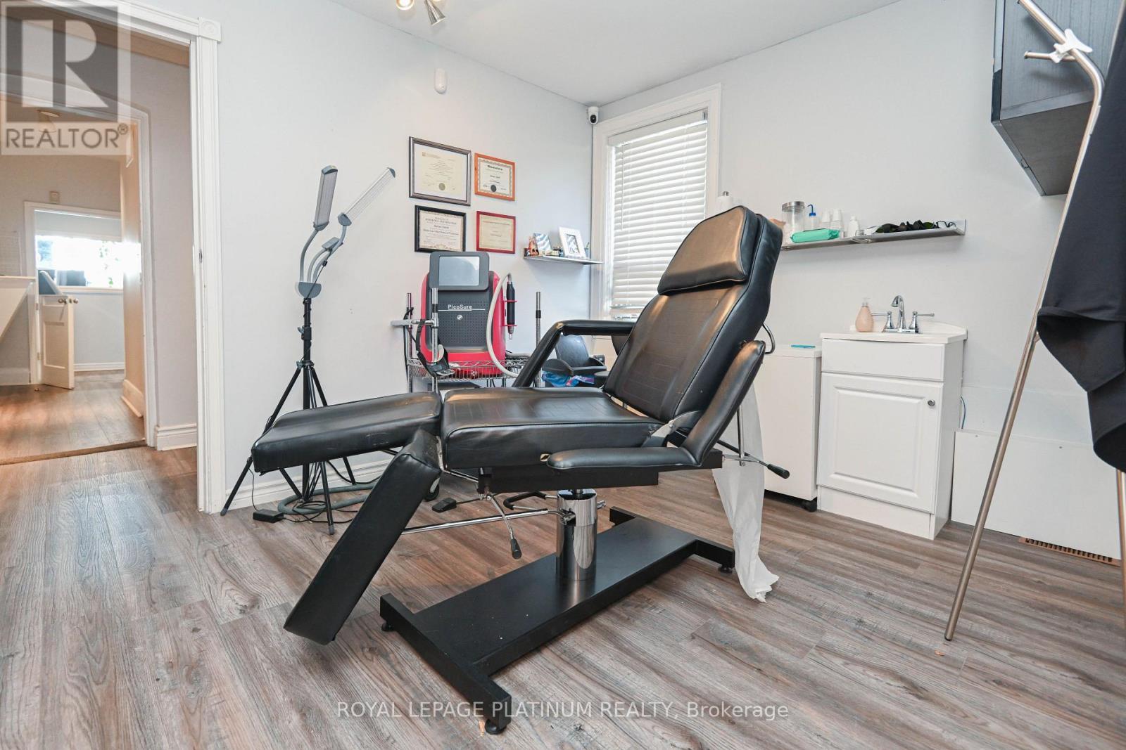 37 Dundas Street W, Mississauga, ON