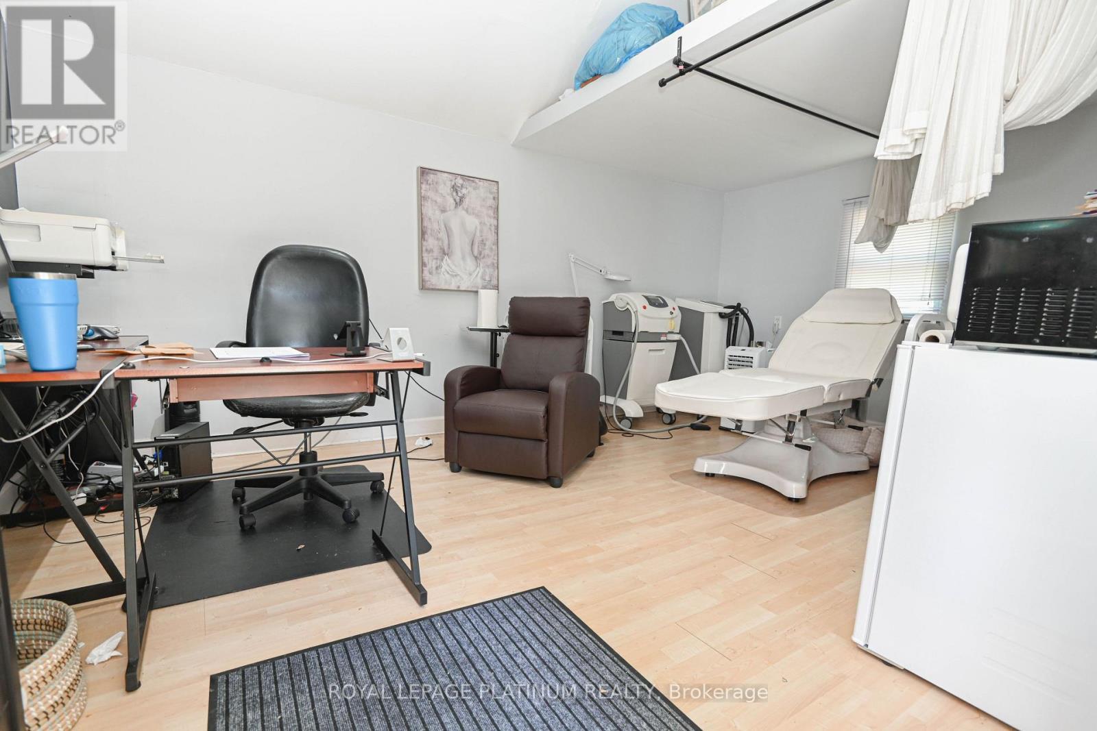 37 Dundas Street W, Mississauga, ON