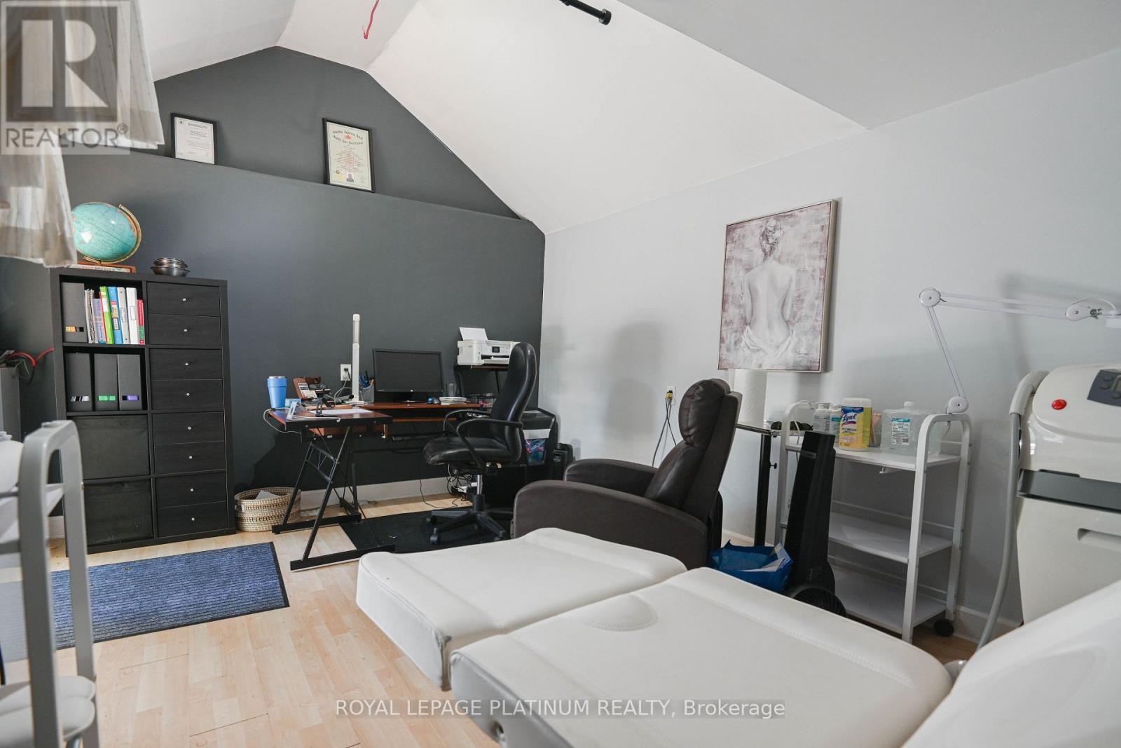 37 Dundas Street W, Mississauga, ON