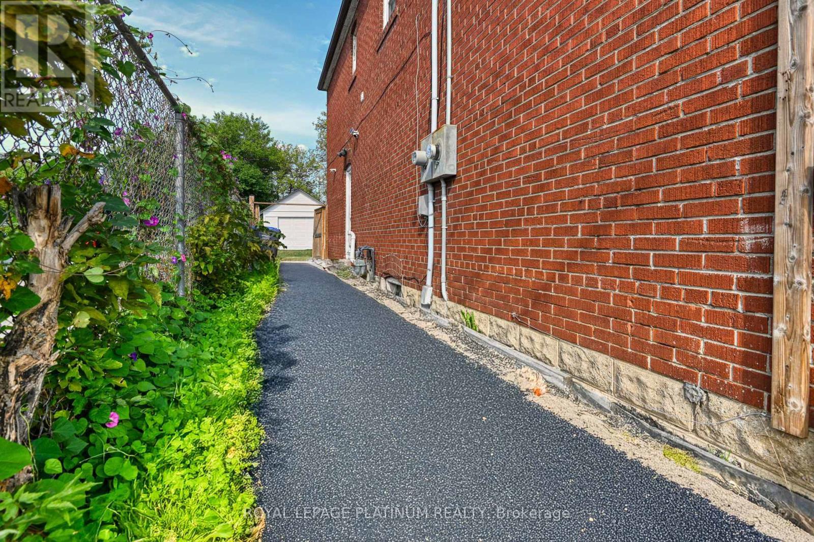 37 Dundas Street W, Mississauga, ON