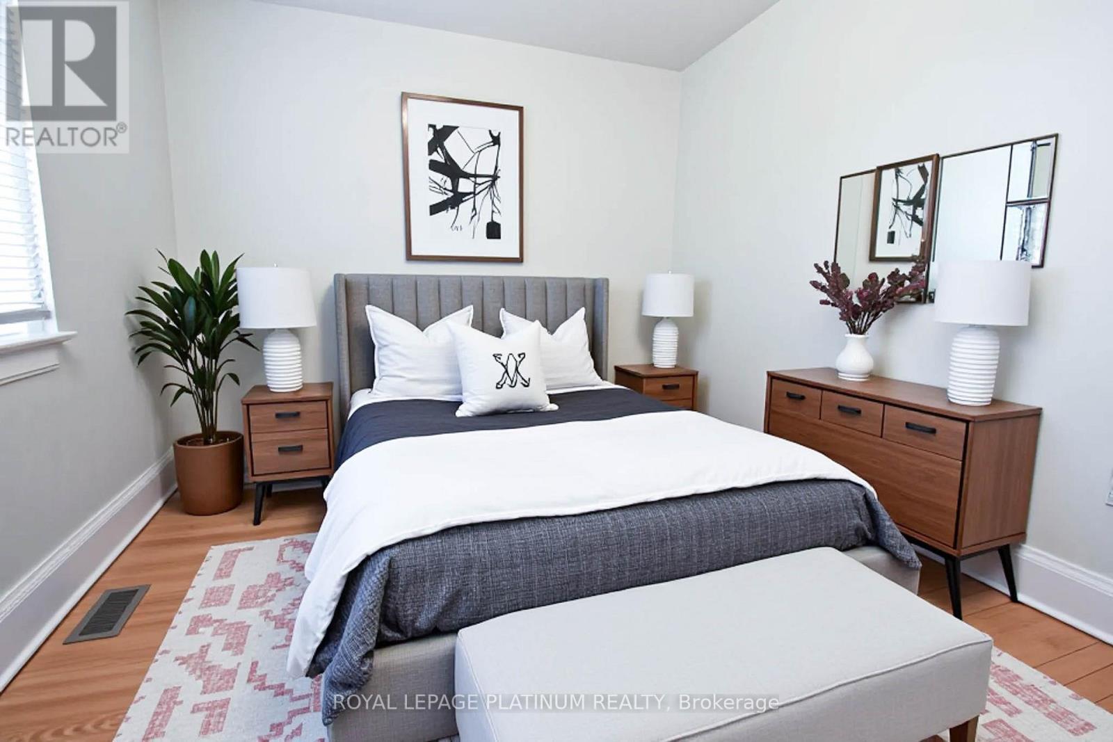 37 Dundas Street W, Mississauga, ON