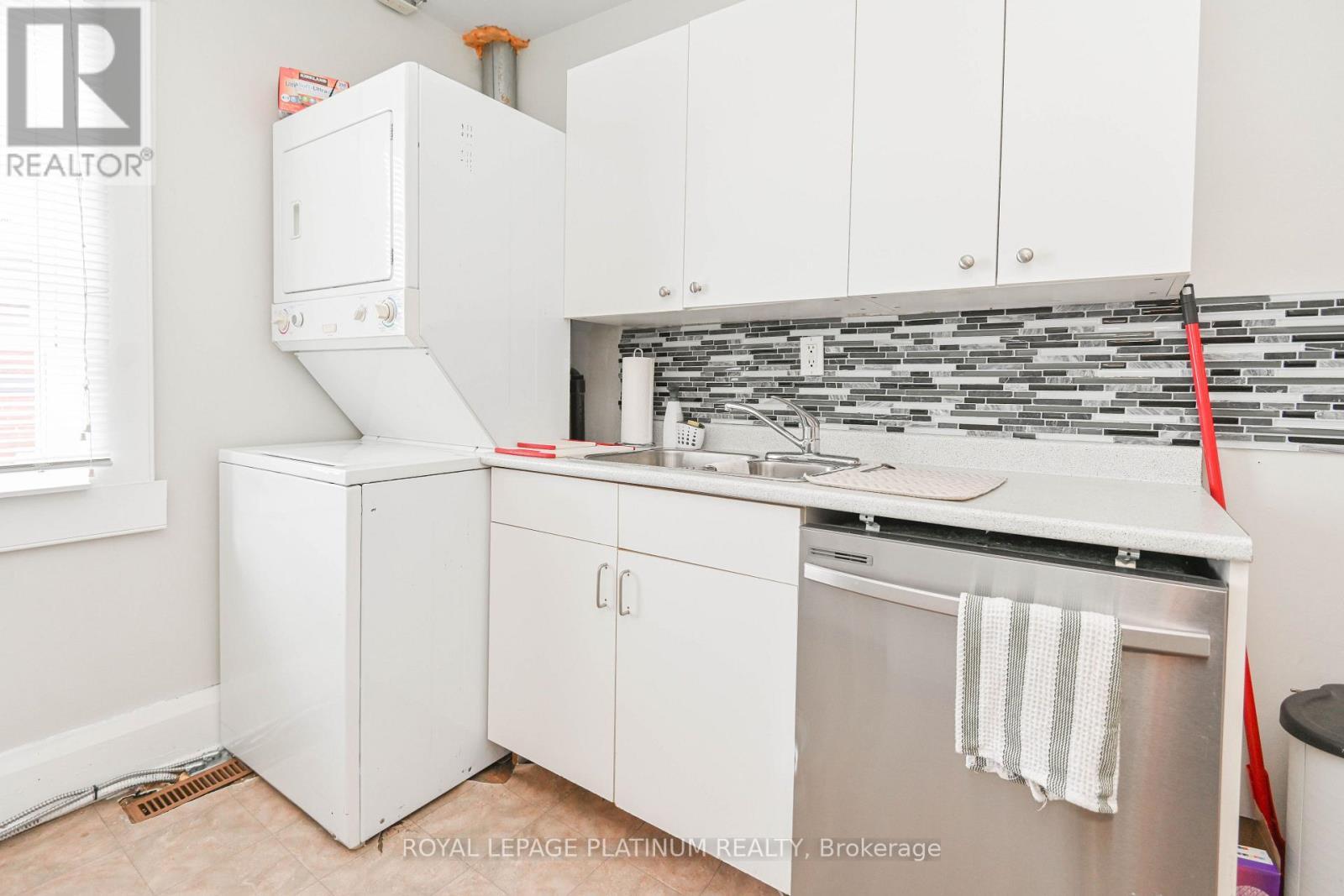 37 Dundas Street W, Mississauga, ON