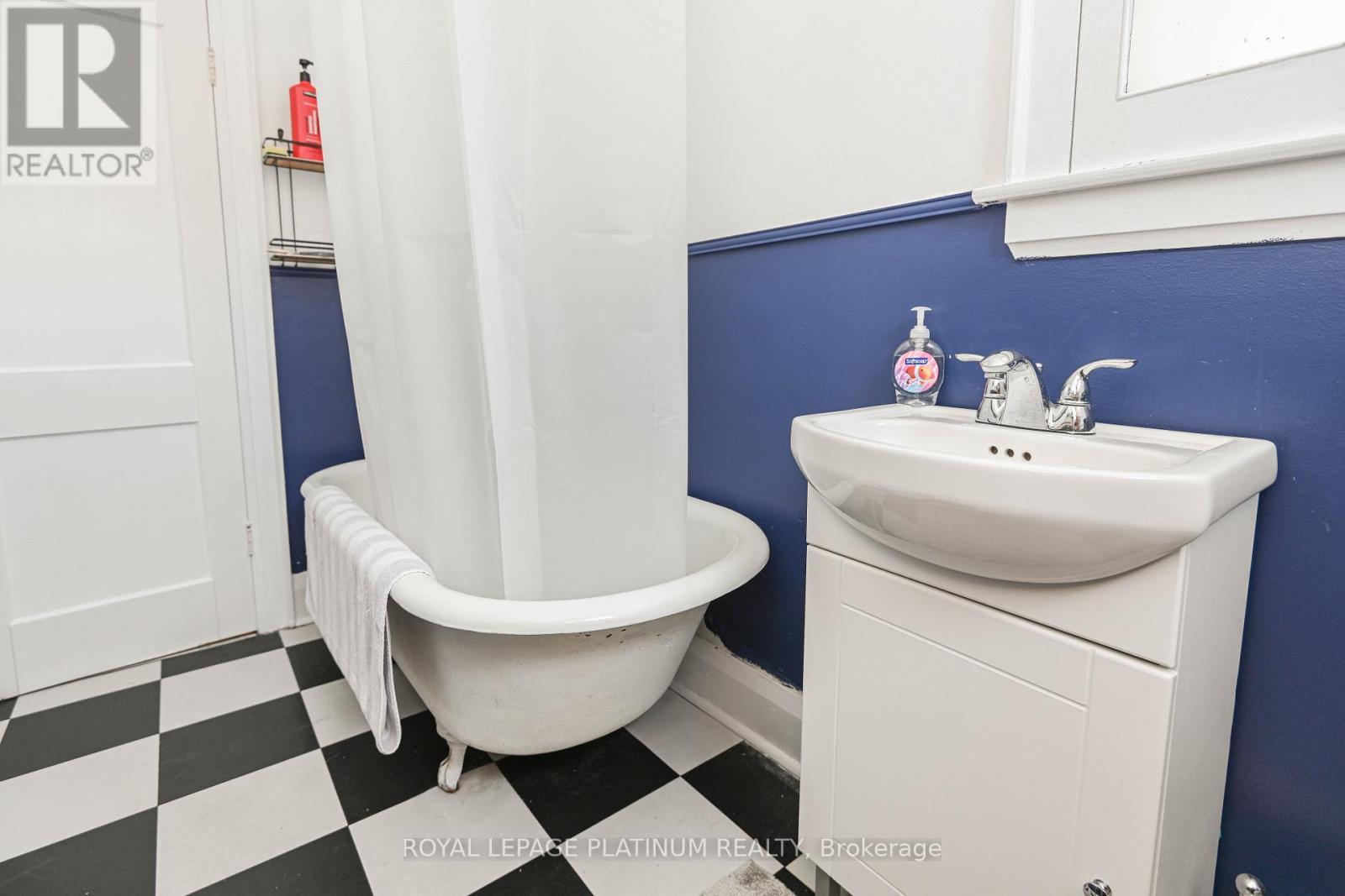 37 Dundas Street W, Mississauga, ON