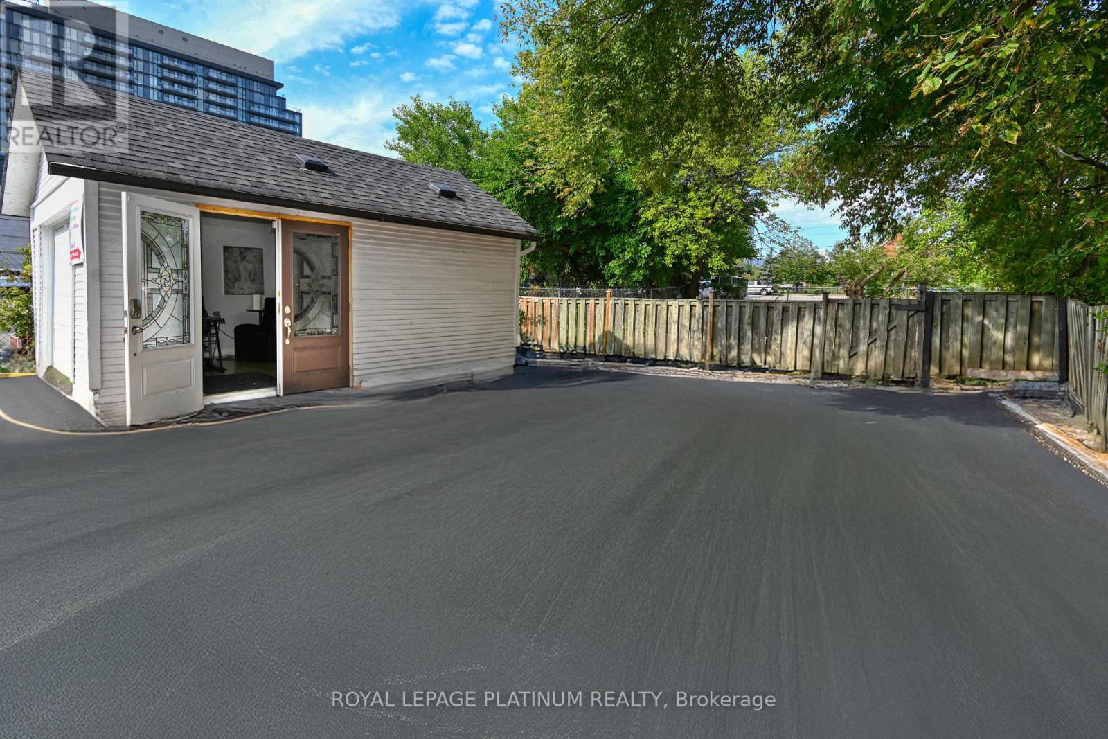 37 Dundas Street W, Mississauga, ON