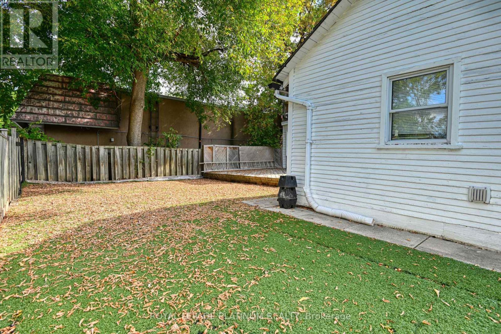 37 Dundas Street W, Mississauga, ON