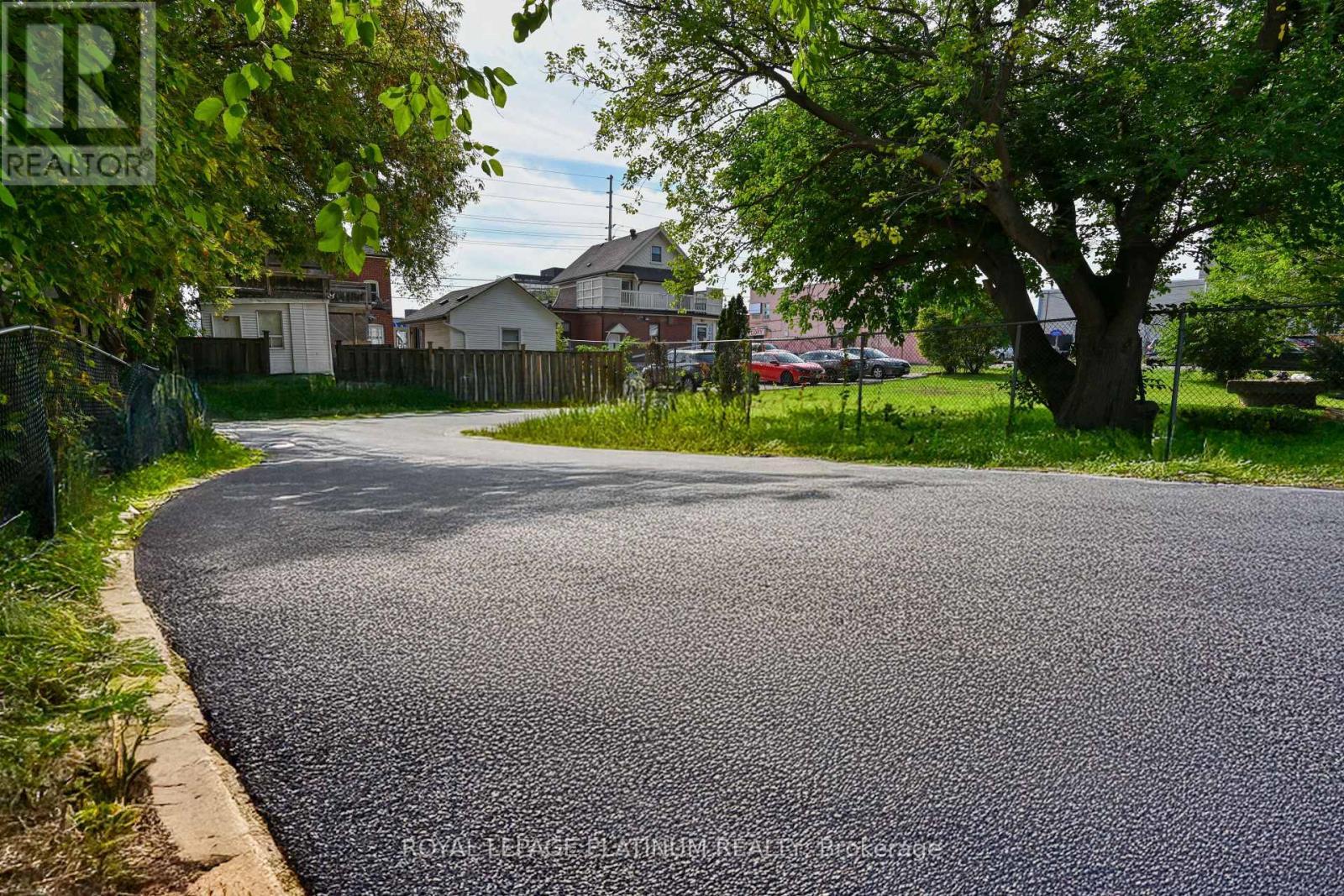 37 Dundas Street W, Mississauga, ON