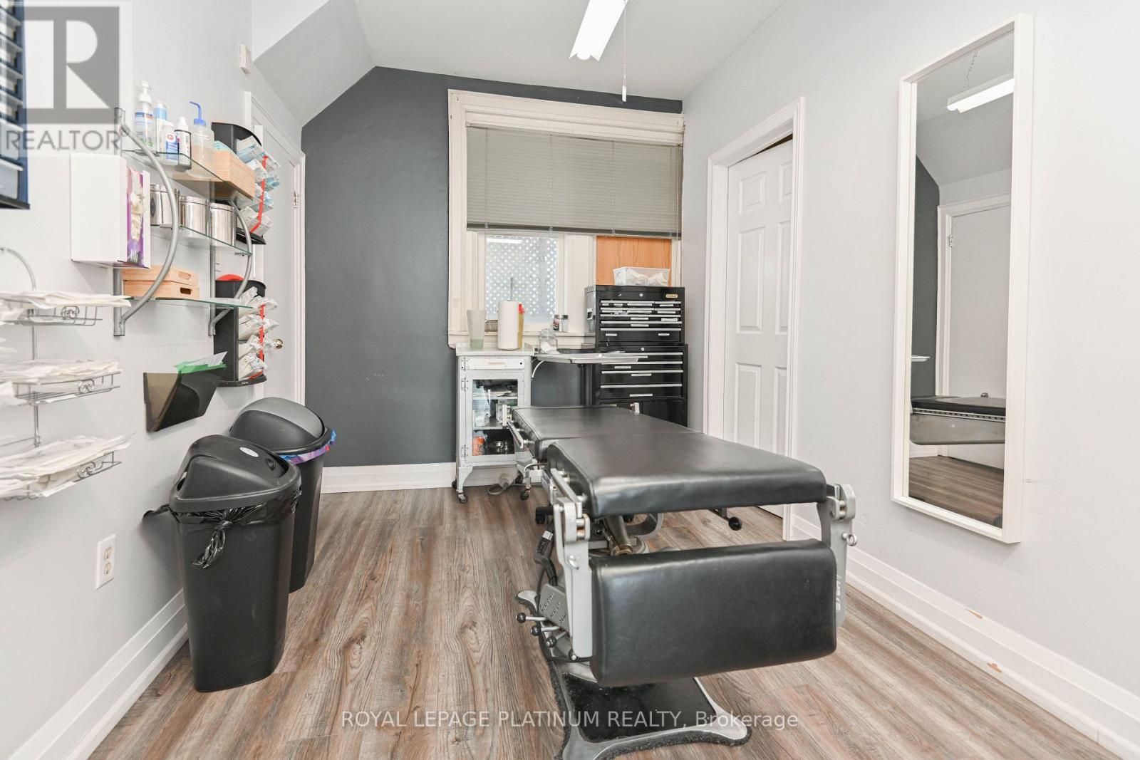 37 Dundas Street W, Mississauga, ON