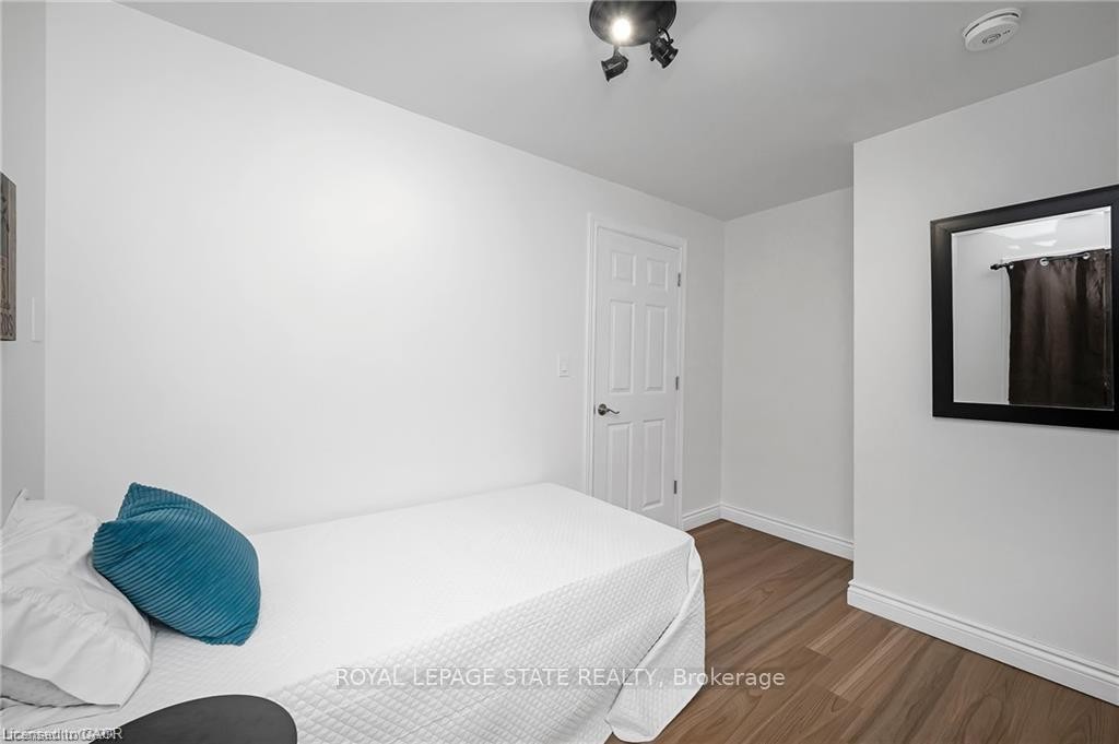1-100 Munn Street, Hamilton, ON - Indoor Photo Showing Bedroom