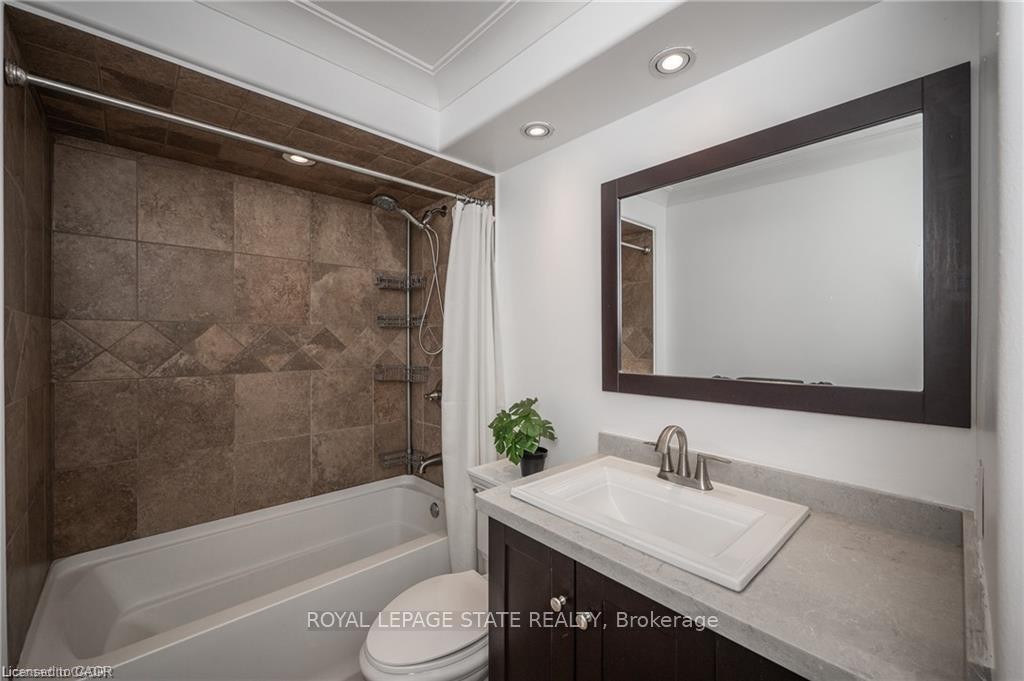 1-100 Munn Street, Hamilton, ON - Indoor Photo Showing Bathroom