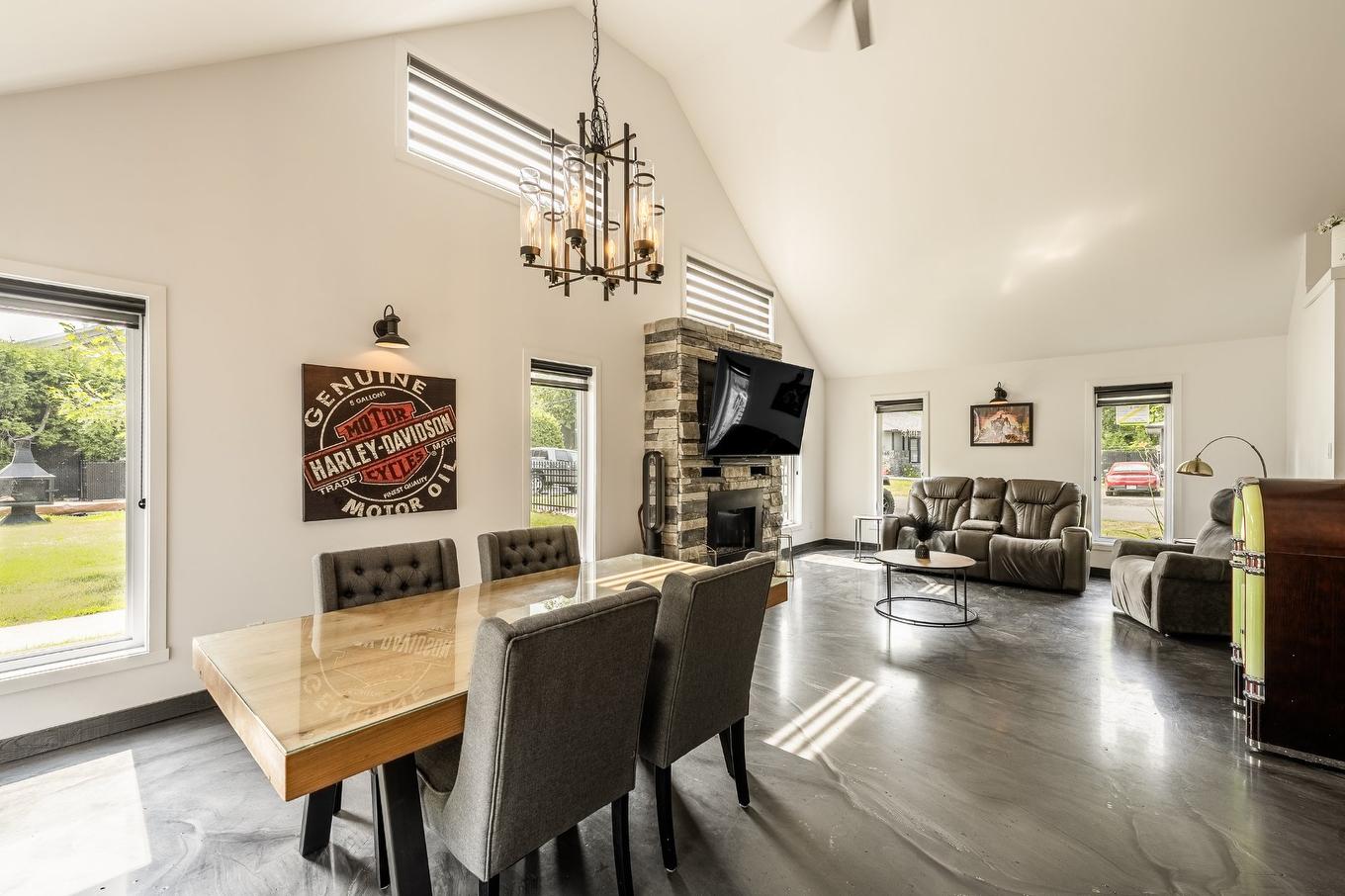 Dining room - 470 Rue Arthur-Priem, Saint-Roch-De-Richelieu, QC - Indoor Photo Showing Other Room With Fireplace