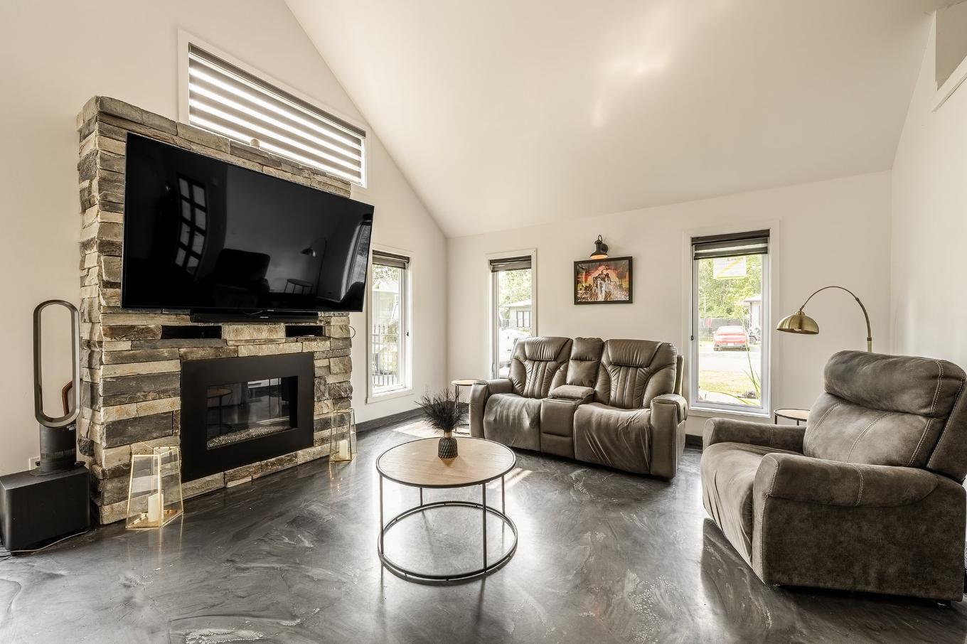 Living room - 470 Rue Arthur-Priem, Saint-Roch-De-Richelieu, QC - Indoor Photo Showing Living Room With Fireplace