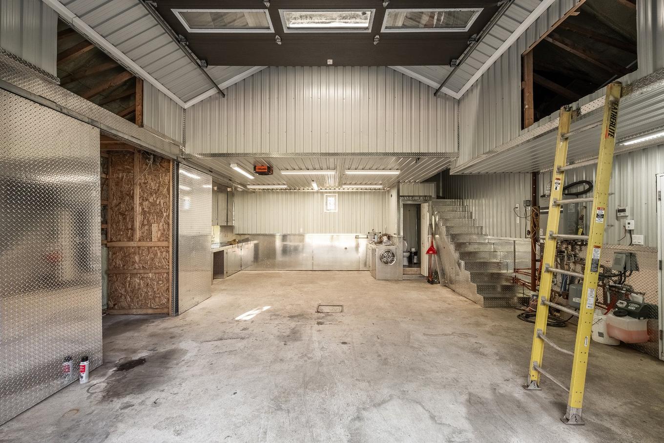 Garage - 470 Rue Arthur-Priem, Saint-Roch-De-Richelieu, QC - Indoor Photo Showing Garage