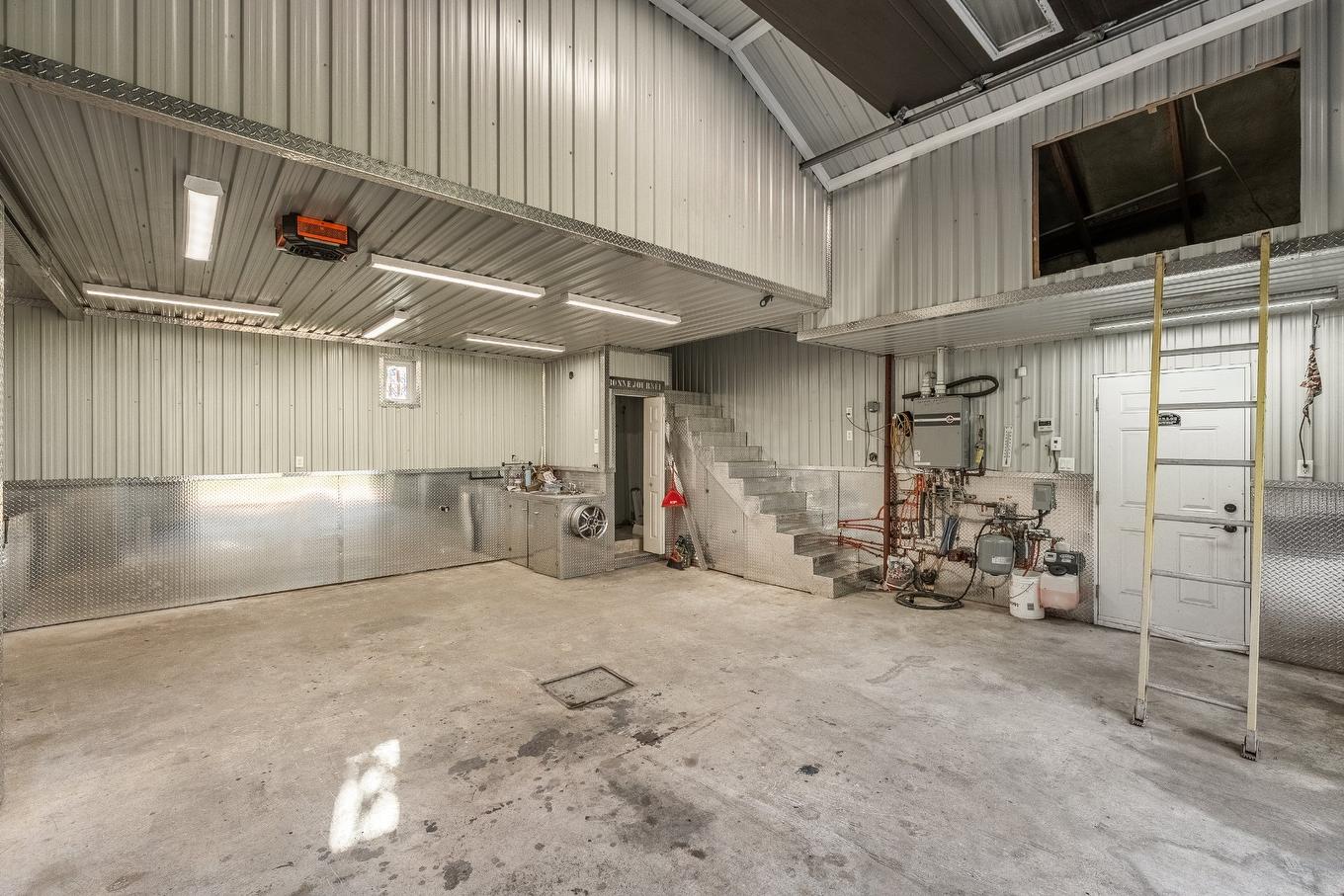 Garage - 470 Rue Arthur-Priem, Saint-Roch-De-Richelieu, QC - Indoor Photo Showing Basement